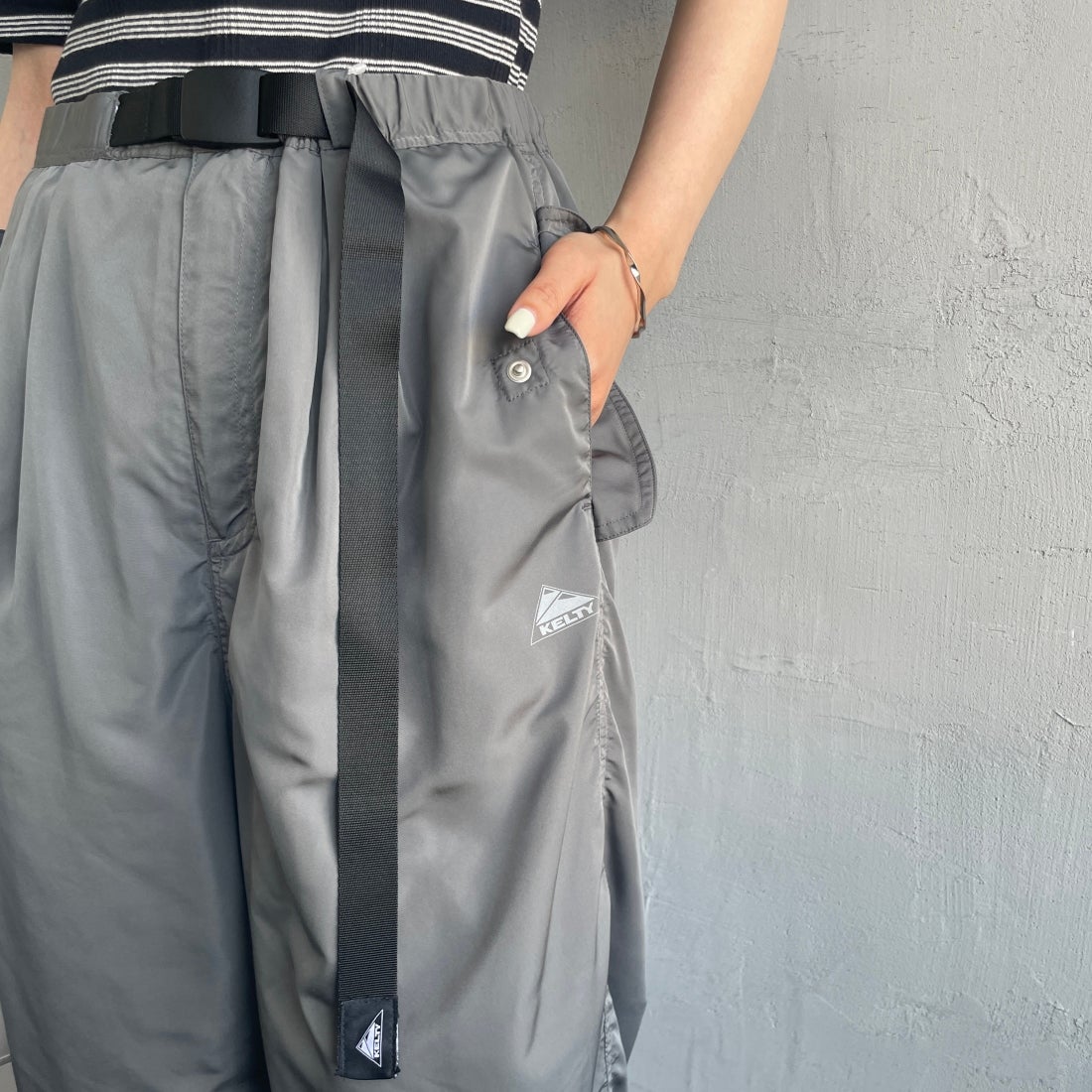 KELTY [ケルティ] 別注 ナイロンタフタ タックイージーパンツ [KE242W40IN01-JF] ﾁｬｺｰﾙ&&モデル身長：156cm　着用サイズ：Ｍ&&