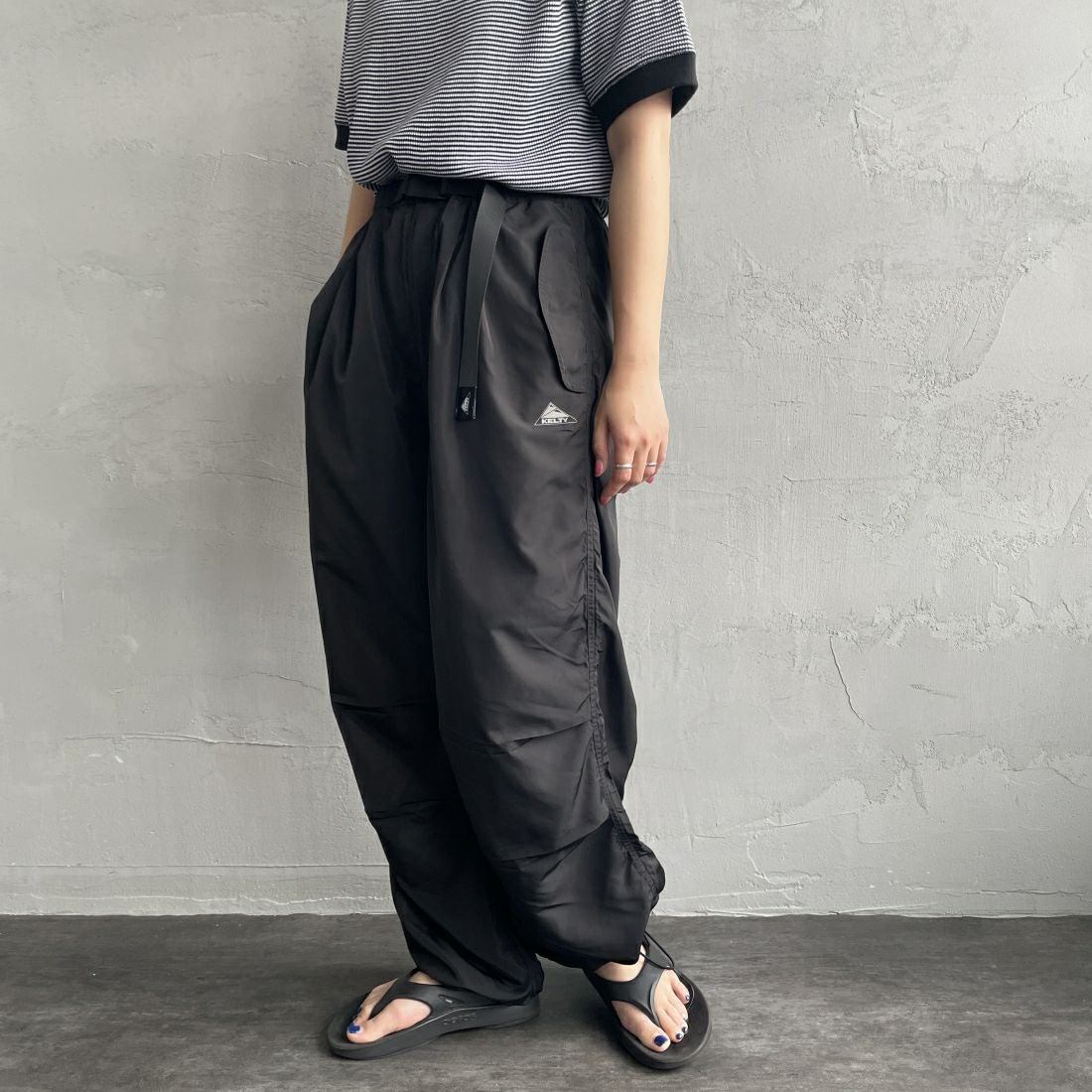 KELTY [ケルティ] 別注 ナイロンタフタ タックイージーパンツ [KE242W40IN01-JF] ﾌﾞﾗｯｸ&&モデル身長：156cm　着用サイズ：Ｍ&&