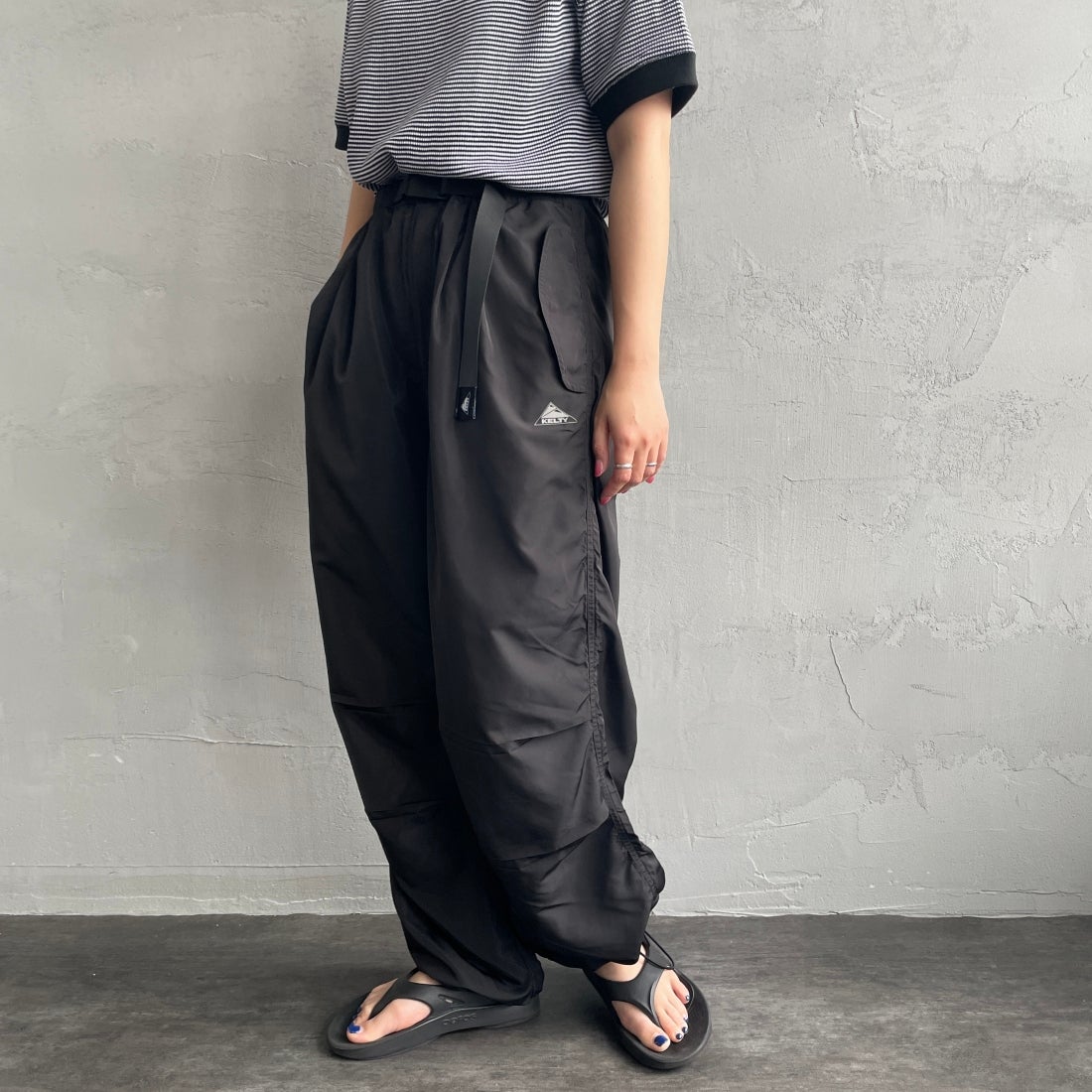 KELTY [ケルティ] 別注 ナイロンタフタ タックイージーパンツ [KE242W40IN01-JF] ﾌﾞﾗｯｸ&&モデル身長：156cm　着用サイズ：Ｍ&&