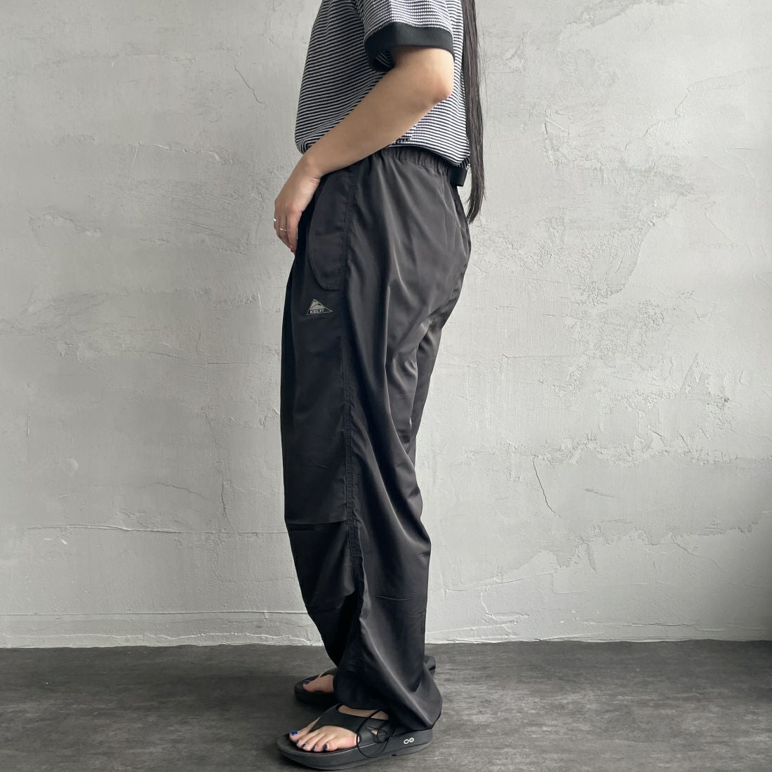 KELTY [ケルティ] 別注 ナイロンタフタ タックイージーパンツ [KE242W40IN01-JF] ﾌﾞﾗｯｸ&&モデル身長：156cm　着用サイズ：Ｍ&&