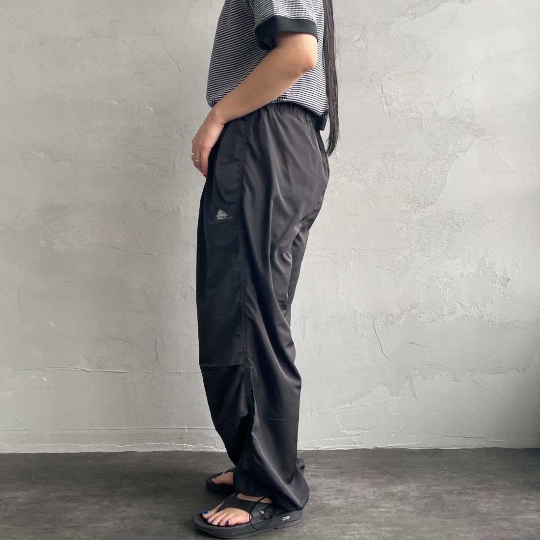 KELTY [ケルティ] 別注 ナイロンタフタ タックイージーパンツ [KE242W40IN01-JF] ﾌﾞﾗｯｸ&&モデル身長：156cm　着用サイズ：Ｍ&&