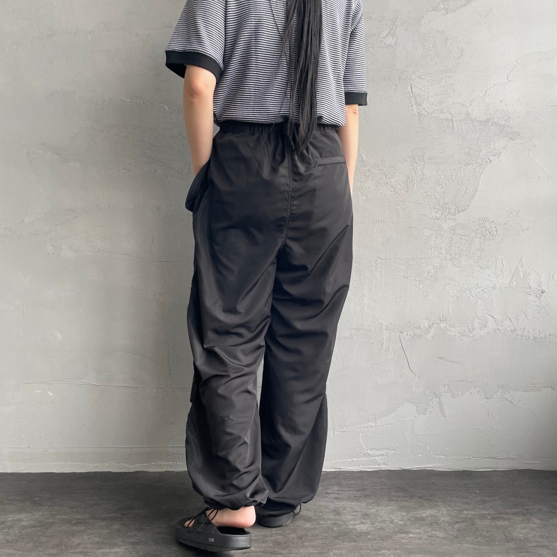 KELTY [ケルティ] 別注 ナイロンタフタ タックイージーパンツ [KE242W40IN01-JF] ﾌﾞﾗｯｸ&&モデル身長：156cm　着用サイズ：Ｍ&&