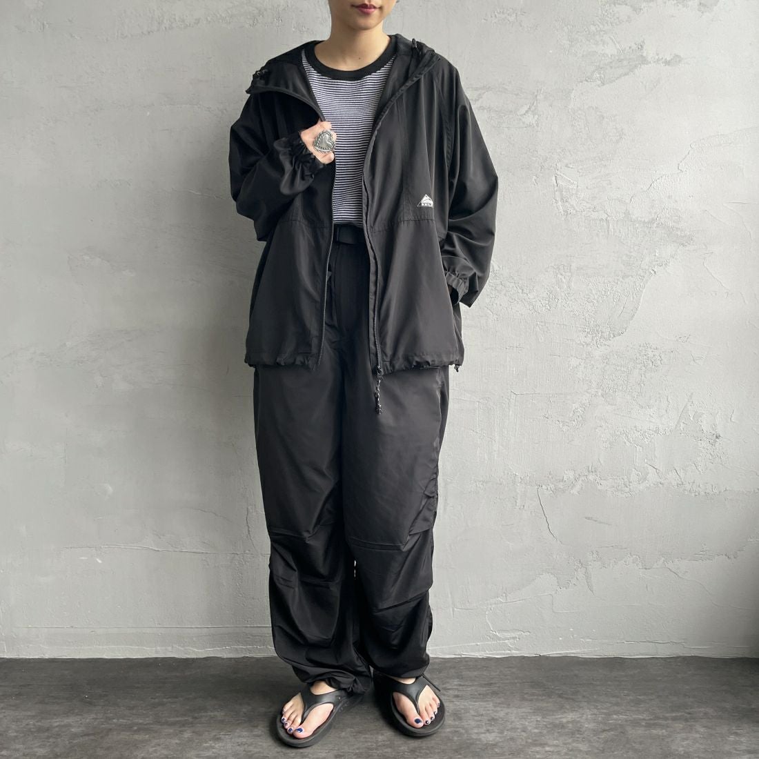 KELTY [ケルティ] 別注 ナイロンタフタ タックイージーパンツ [KE242W40IN01-JF] ﾌﾞﾗｯｸ&&モデル身長：156cm　着用サイズ：Ｍ&&