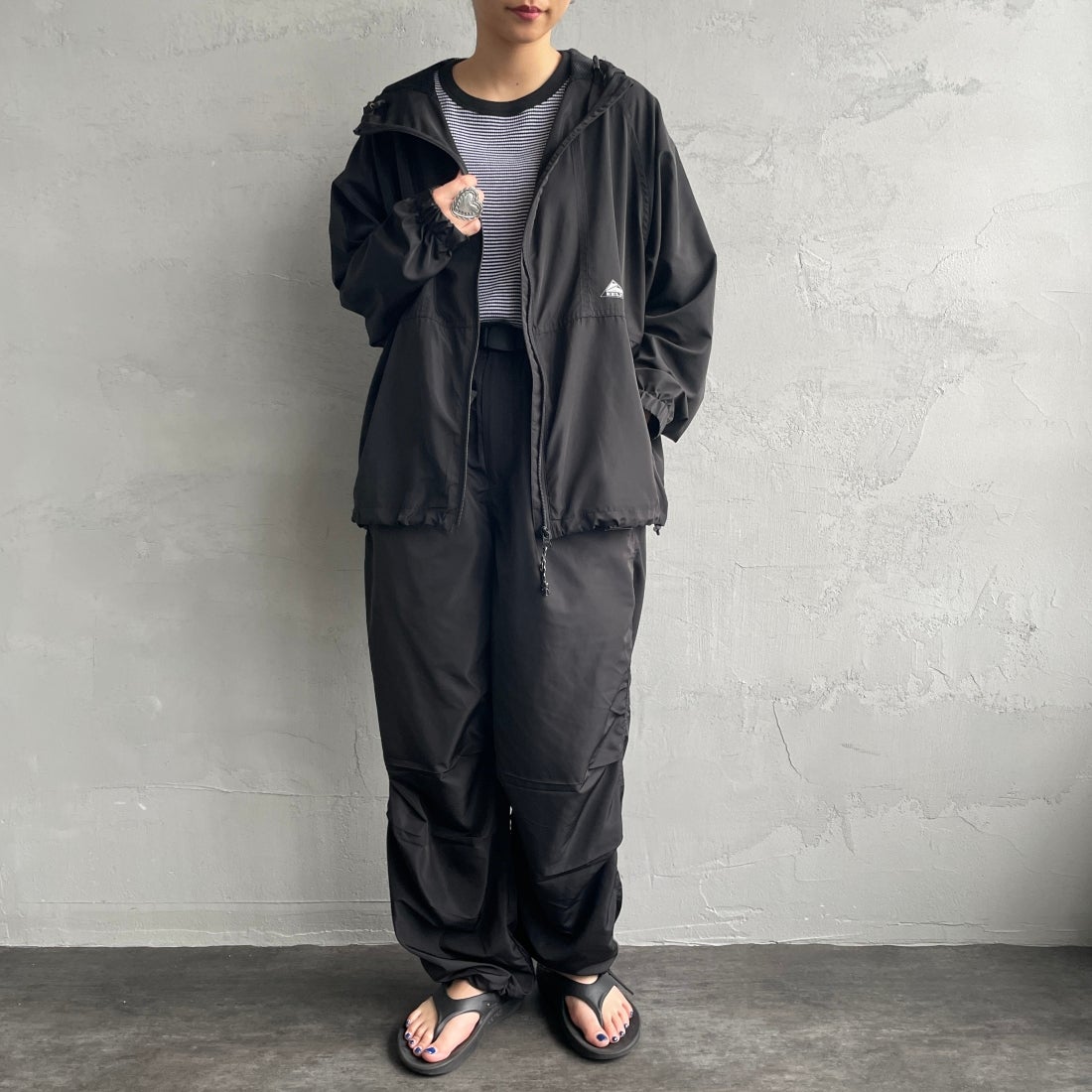 KELTY [ケルティ] 別注 ナイロンタフタ タックイージーパンツ [KE242W40IN01-JF] ﾌﾞﾗｯｸ&&モデル身長：156cm　着用サイズ：Ｍ&&