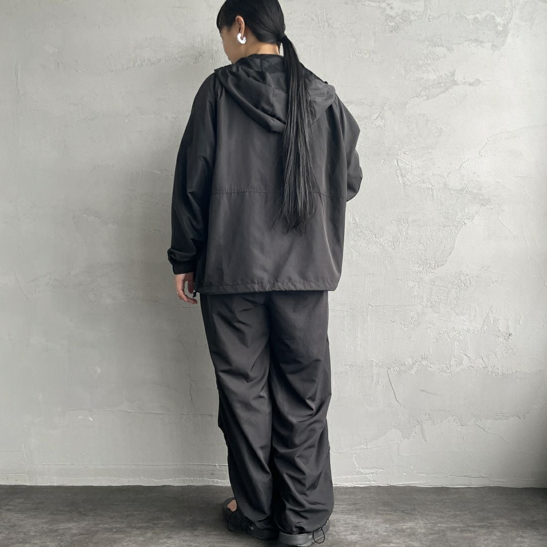 KELTY [ケルティ] 別注 ナイロンタフタ タックイージーパンツ [KE242W40IN01-JF] ﾌﾞﾗｯｸ&&モデル身長：156cm　着用サイズ：Ｍ&&