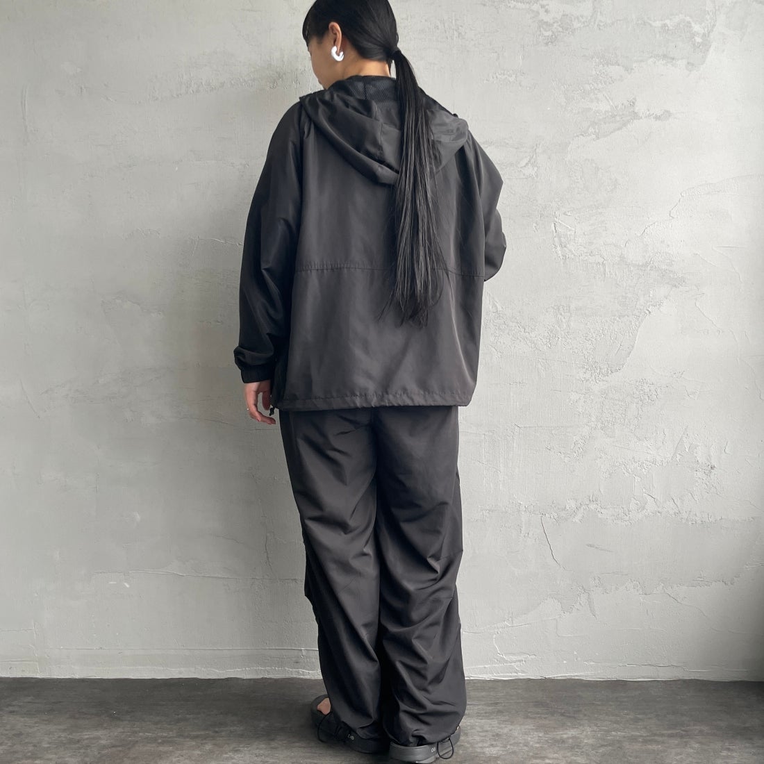 KELTY [ケルティ] 別注 ナイロンタフタ タックイージーパンツ [KE242W40IN01-JF] ﾌﾞﾗｯｸ&&モデル身長：156cm　着用サイズ：Ｍ&&