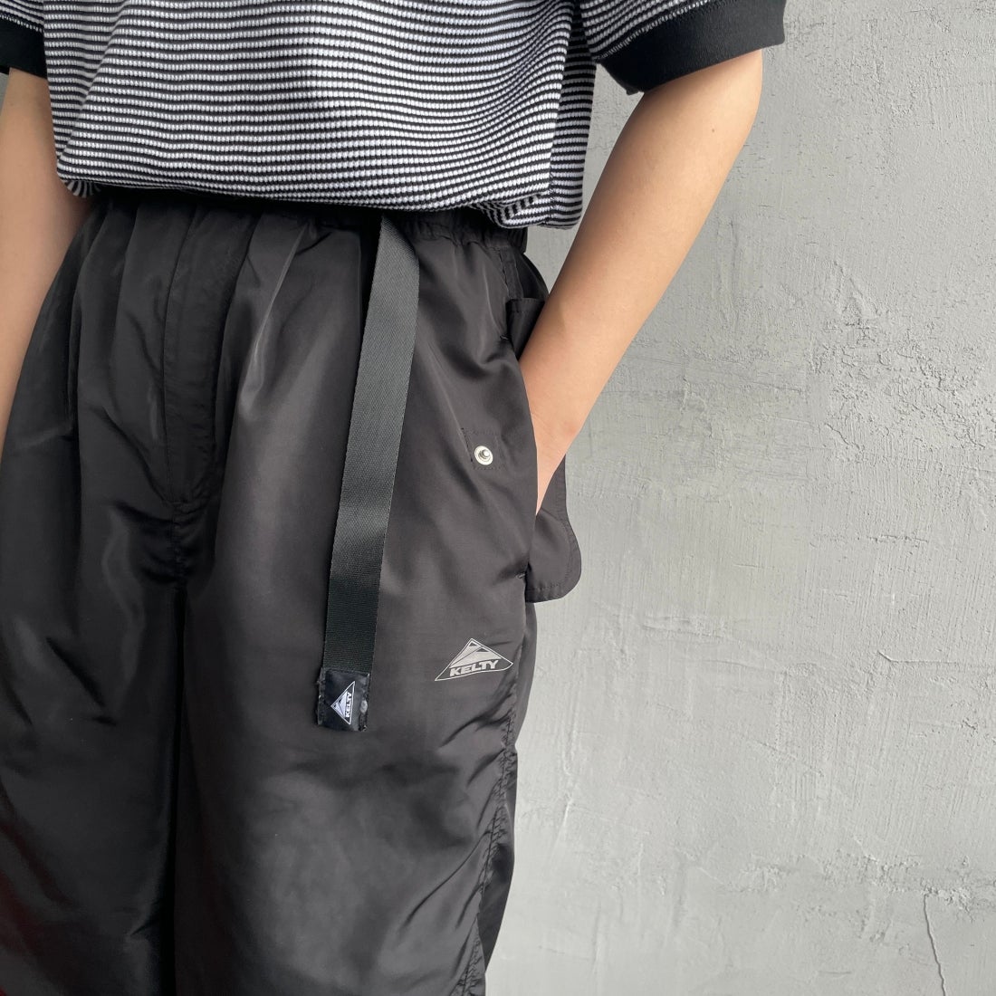 KELTY [ケルティ] 別注 ナイロンタフタ タックイージーパンツ [KE242W40IN01-JF] ﾌﾞﾗｯｸ&&モデル身長：156cm　着用サイズ：Ｍ&&