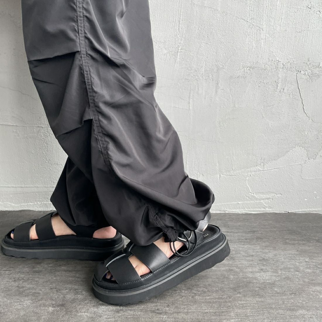 KELTY [ケルティ] 別注 ナイロンタフタ タックイージーパンツ [KE242W40IN01-JF] ﾌﾞﾗｯｸ&&モデル身長：156cm　着用サイズ：Ｍ&&