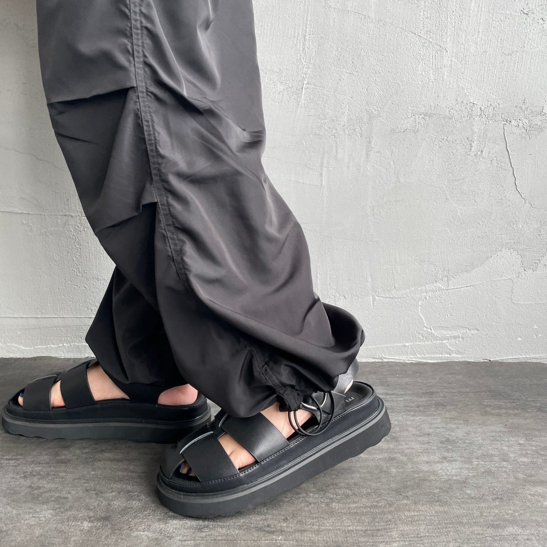 KELTY [ケルティ] 別注 ナイロンタフタ タックイージーパンツ [KE242W40IN01-JF] ﾌﾞﾗｯｸ&&モデル身長：156cm　着用サイズ：Ｍ&&