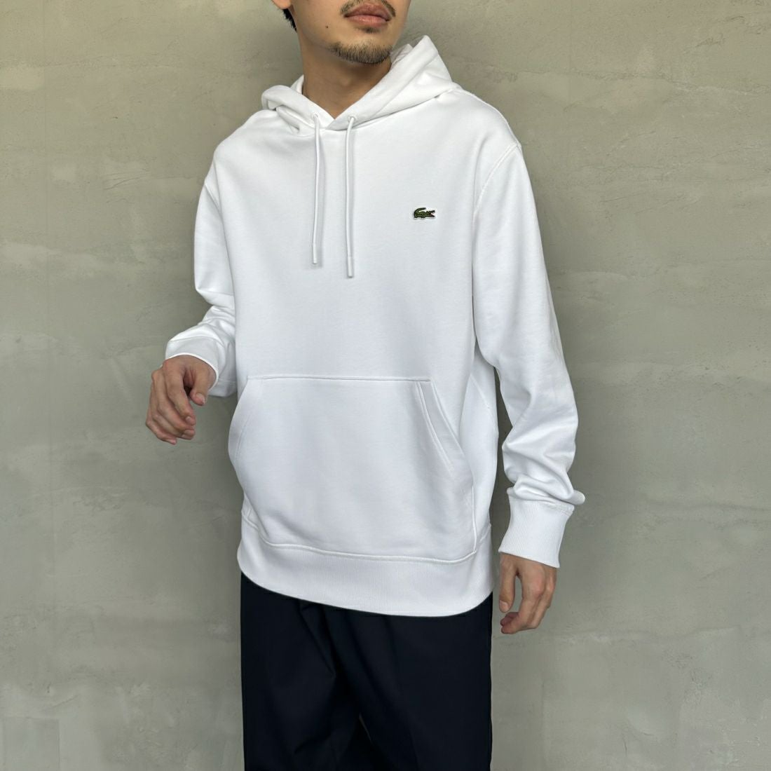 LACOSTE [ラコステ] プレミアムスウェットフーディー [SH6925] 001 WHITE &&モデル身長：168cm 着用サイズ：5&&