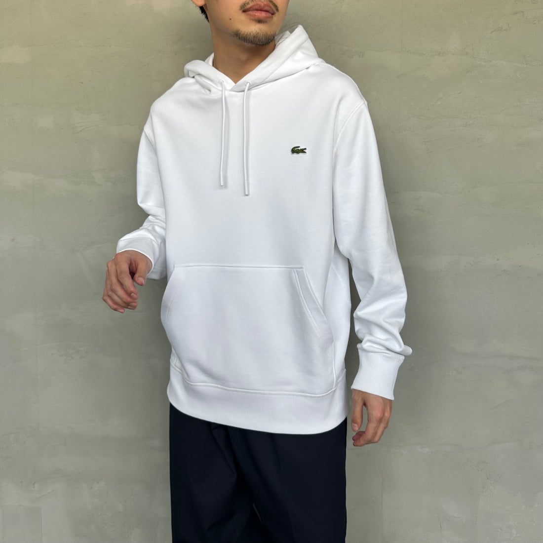 LACOSTE [ラコステ] プレミアムスウェットフーディー [SH6925] 001 WHITE &&モデル身長：168cm 着用サイズ：5&&