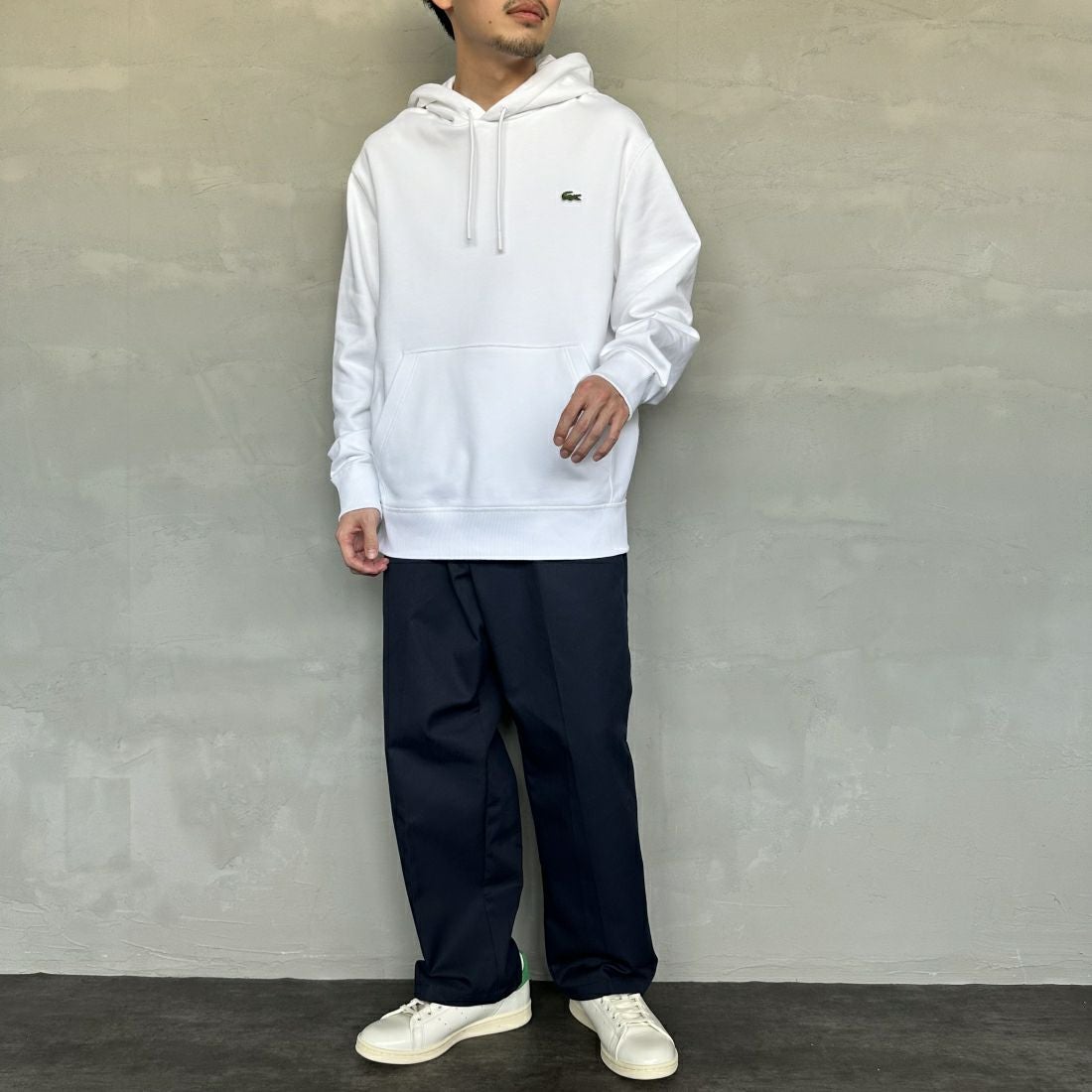 LACOSTE [ラコステ] プレミアムスウェットフーディー [SH6925] 001 WHITE &&モデル身長：168cm 着用サイズ：5&&