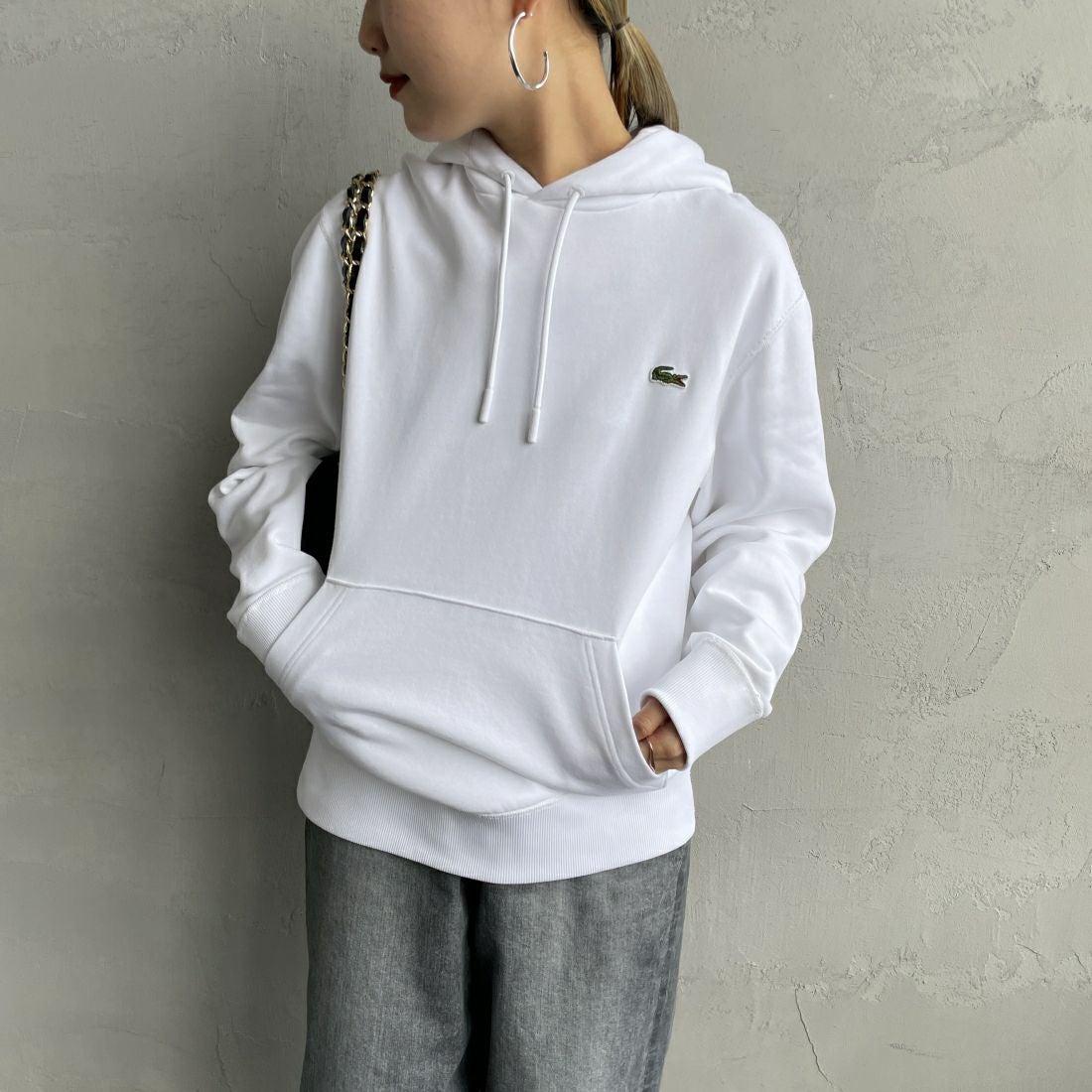 LACOSTE [ラコステ] プレミアムスウェットフーディー [SH6925] 001 WHITE &&モデル身長：156cm 着用サイズ：3&&