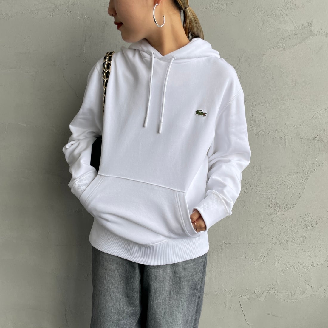 LACOSTE [ラコステ] プレミアムスウェットフーディー [SH6925] 001 WHITE &&モデル身長：156cm 着用サイズ：3&&