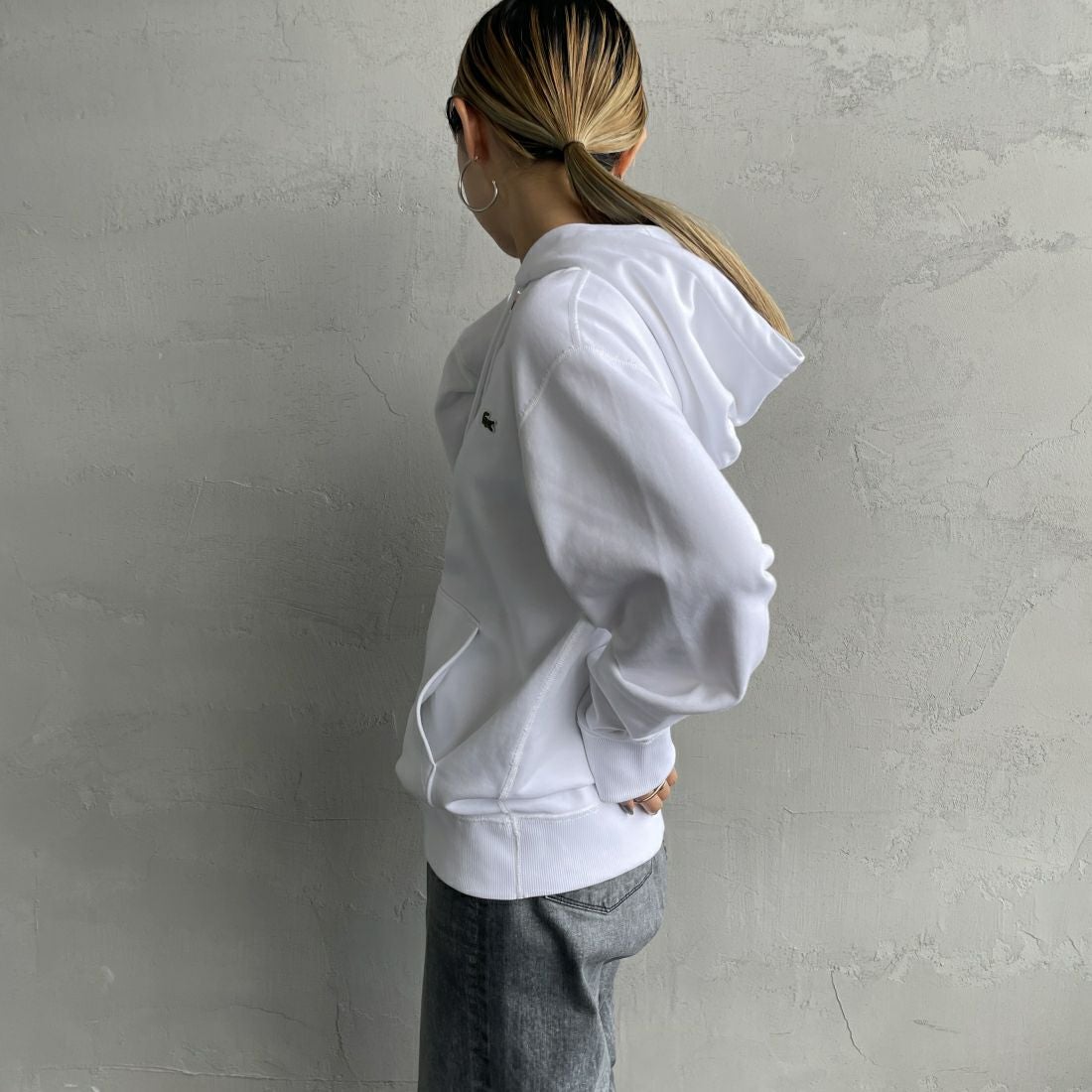 LACOSTE [ラコステ] プレミアムスウェットフーディー [SH6925] 001 WHITE &&モデル身長：156cm 着用サイズ：3&&