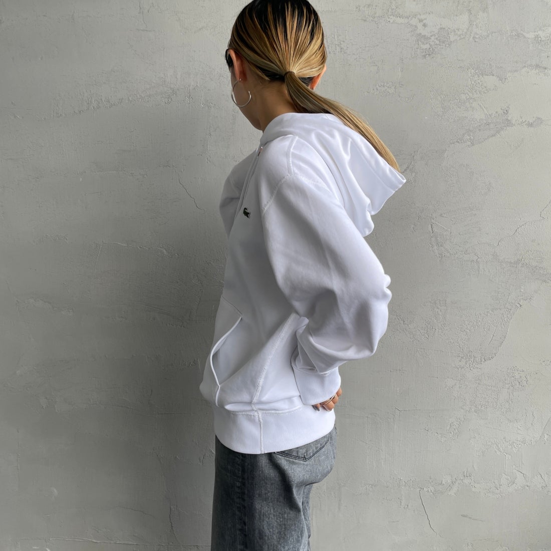 LACOSTE [ラコステ] プレミアムスウェットフーディー [SH6925] 001 WHITE &&モデル身長：156cm 着用サイズ：3&&