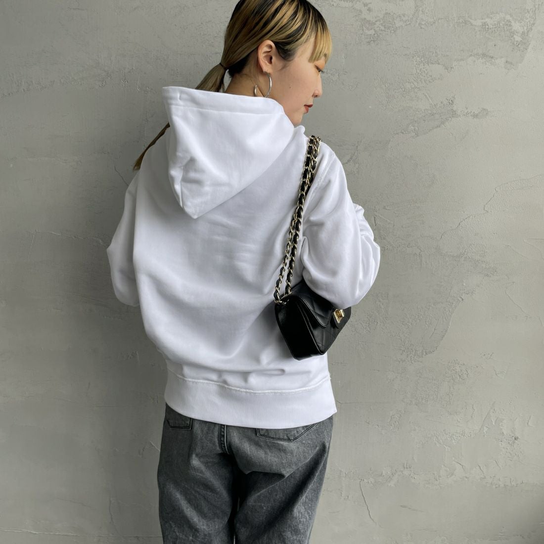 LACOSTE [ラコステ] プレミアムスウェットフーディー [SH6925] 001 WHITE &&モデル身長：156cm 着用サイズ：3&&