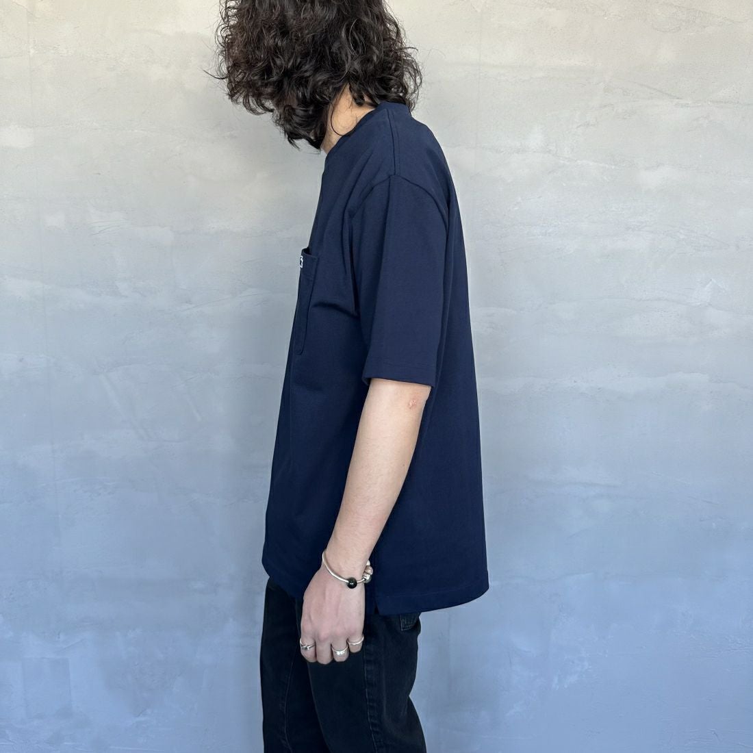LACOSTE [ラコステ] アウトラインクロックポケットTシャツ [TH5581] 166 NAVY &&モデル身長：173cm 着用サイズ：5&&