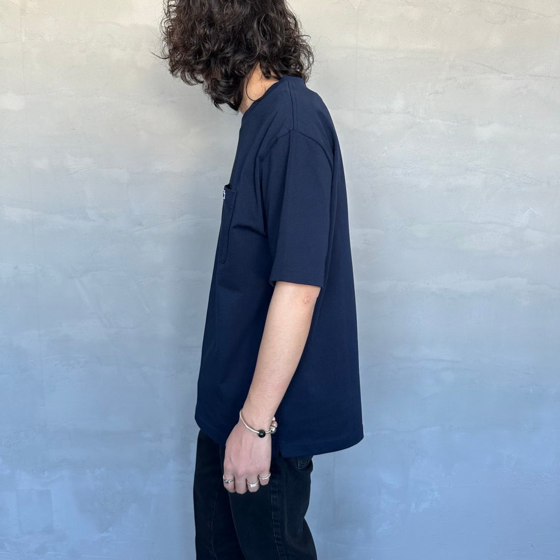 LACOSTE [ラコステ] アウトラインクロックポケットTシャツ [TH5581] 166 NAVY &&モデル身長：173cm 着用サイズ：5&&