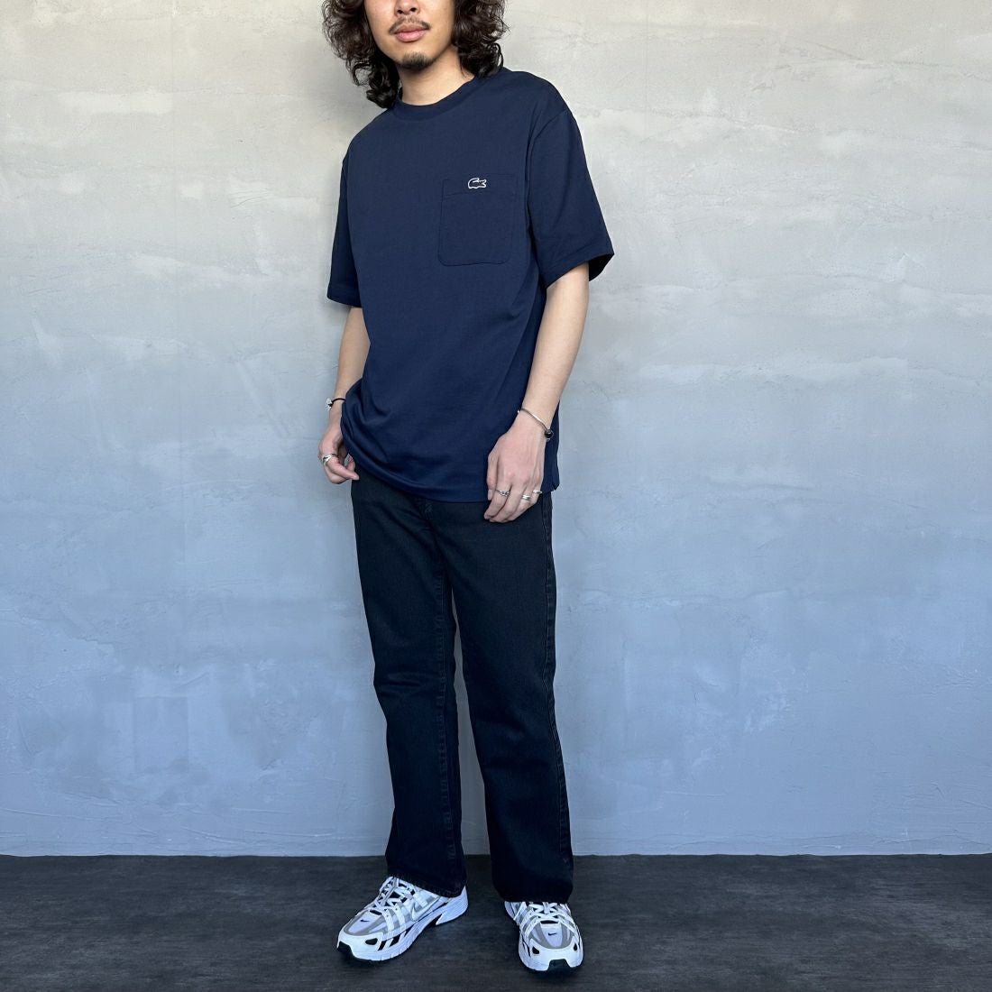 LACOSTE [ラコステ] アウトラインクロックポケットTシャツ [TH5581] 166 NAVY &&モデル身長：173cm 着用サイズ：5&&