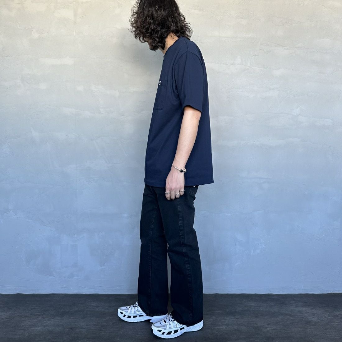 LACOSTE [ラコステ] アウトラインクロックポケットTシャツ [TH5581] 166 NAVY &&モデル身長：173cm 着用サイズ：5&&