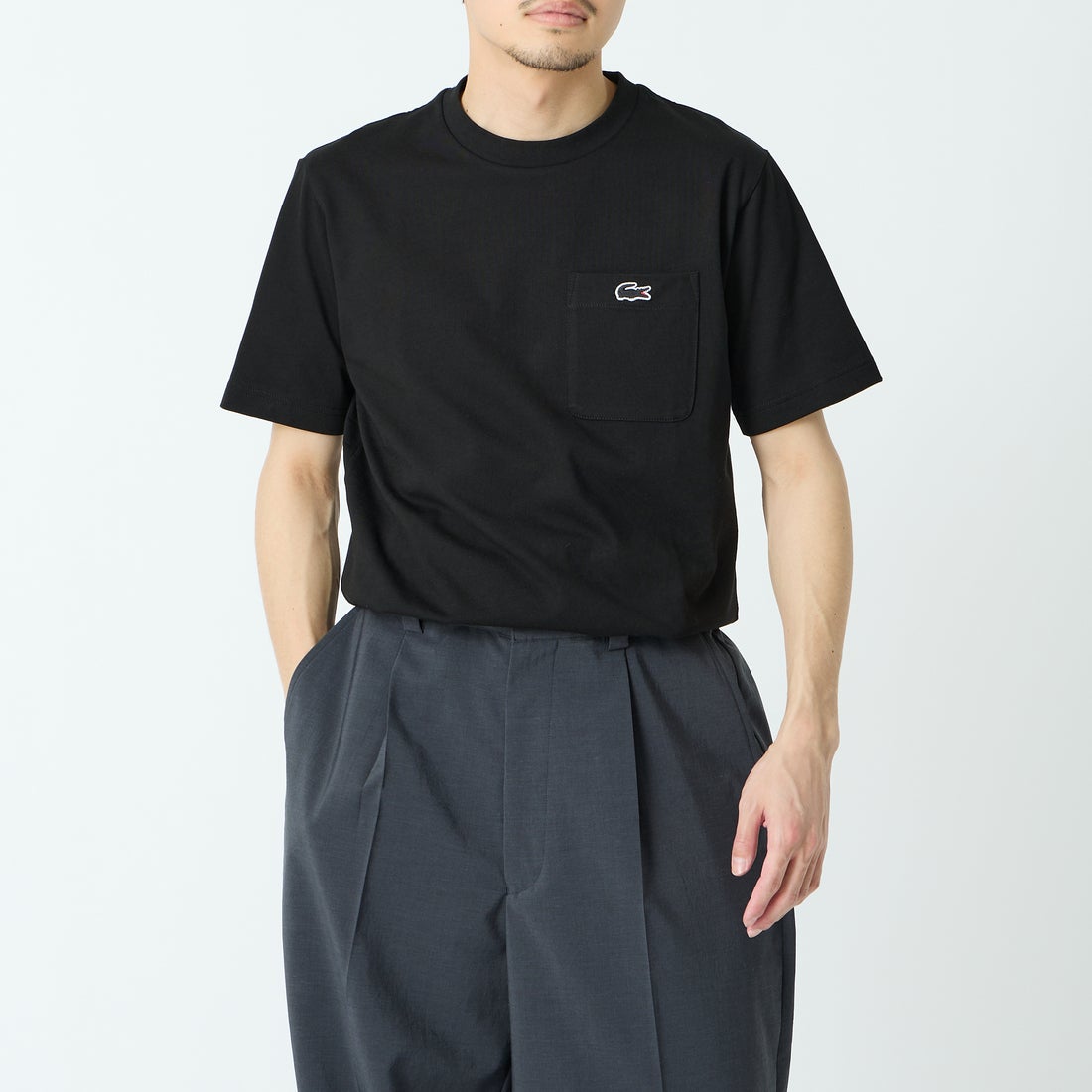 LACOSTE [ラコステ] アウトラインクロックポケットTシャツ [TH5581] 031 BLACK &&モデル身長：168cm 着用サイズ：3&&