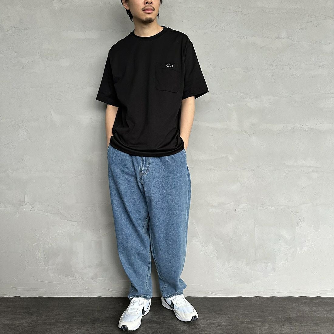 LACOSTE [ラコステ] アウトラインクロックポケットTシャツ [TH5581] 031 BLACK &&モデル身長：173cm 着用サイズ：6&&