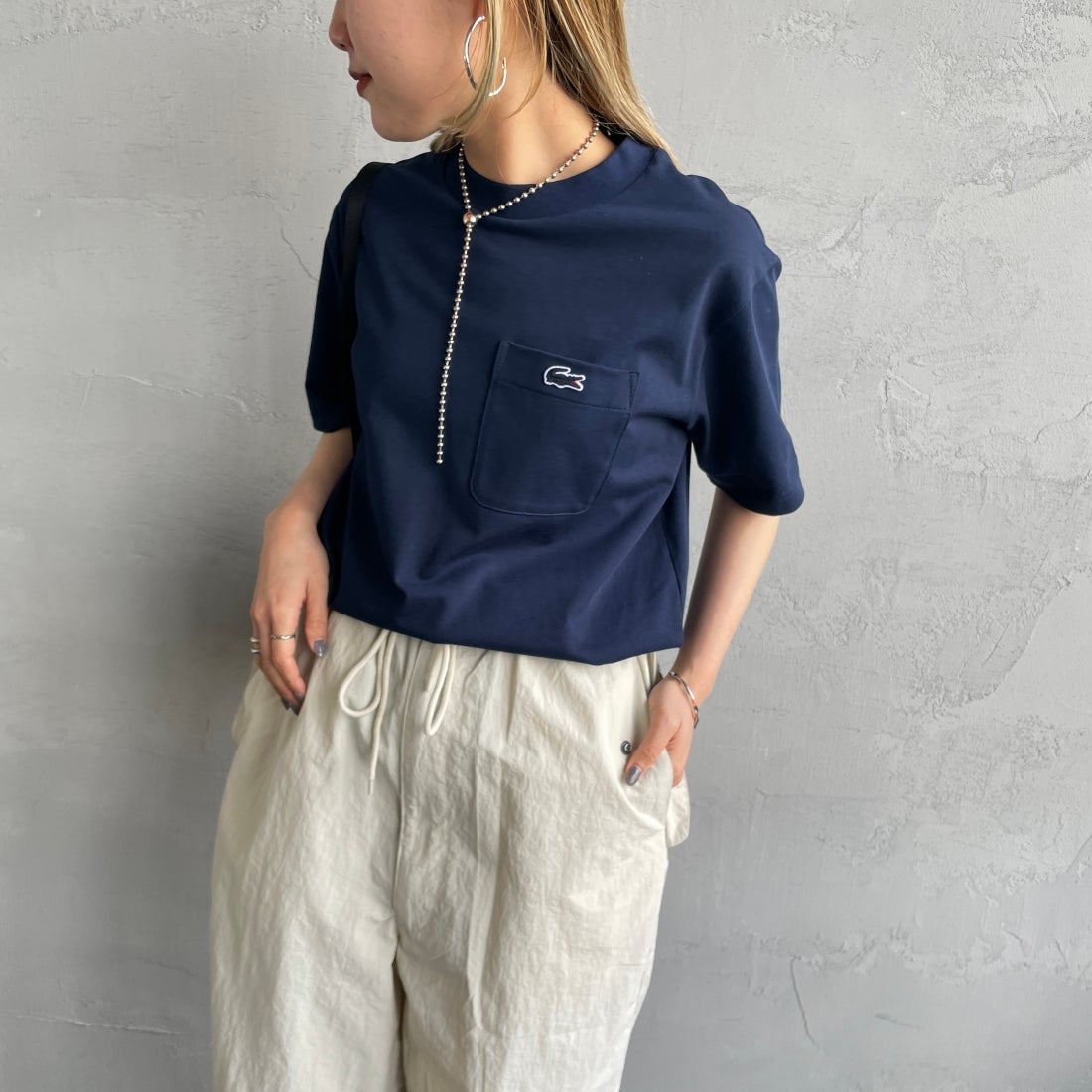 LACOSTE [ラコステ] アウトラインクロックポケットTシャツ [TH5581] 166 NAVY &&モデル身長：156cm 着用サイズ：2&&
