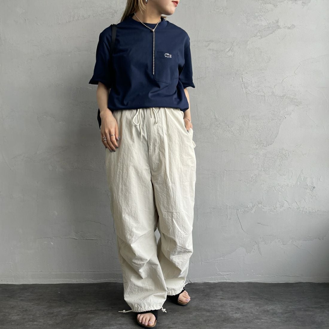 LACOSTE [ラコステ] アウトラインクロックポケットTシャツ [TH5581] 166 NAVY &&モデル身長：156cm 着用サイズ：2&&