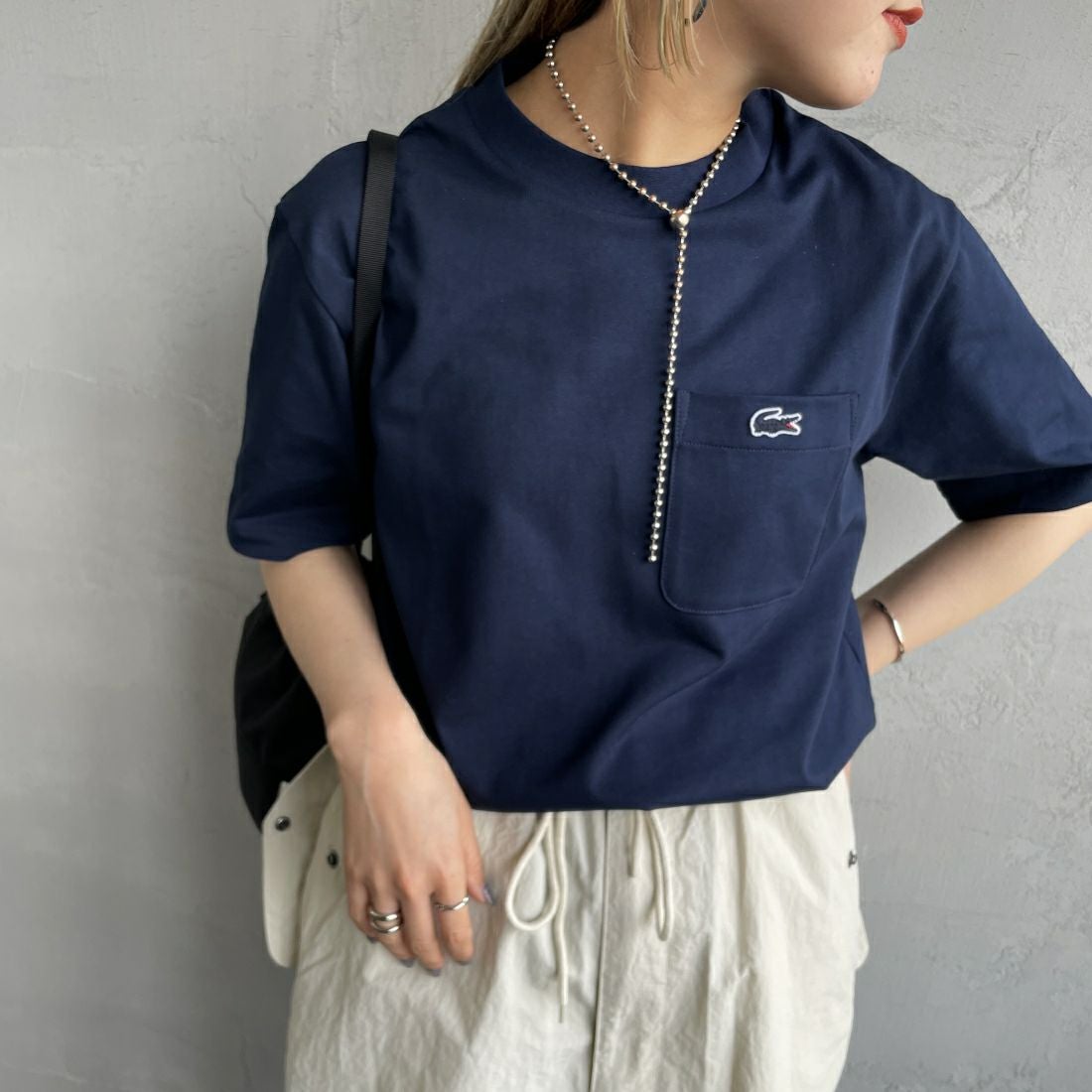 LACOSTE [ラコステ] アウトラインクロックポケットTシャツ [TH5581] 166 NAVY &&モデル身長：156cm 着用サイズ：2&&