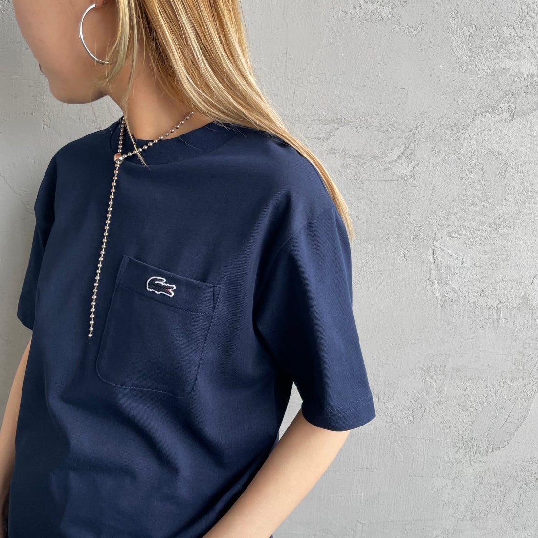LACOSTE [ラコステ] アウトラインクロックポケットTシャツ [TH5581] 166 NAVY &&モデル身長：156cm 着用サイズ：2&&