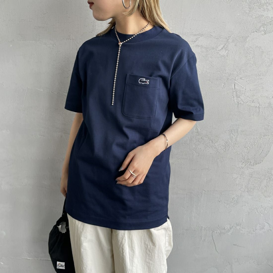 LACOSTE [ラコステ] アウトラインクロックポケットTシャツ [TH5581] 166 NAVY &&モデル身長：156cm 着用サイズ：2&&