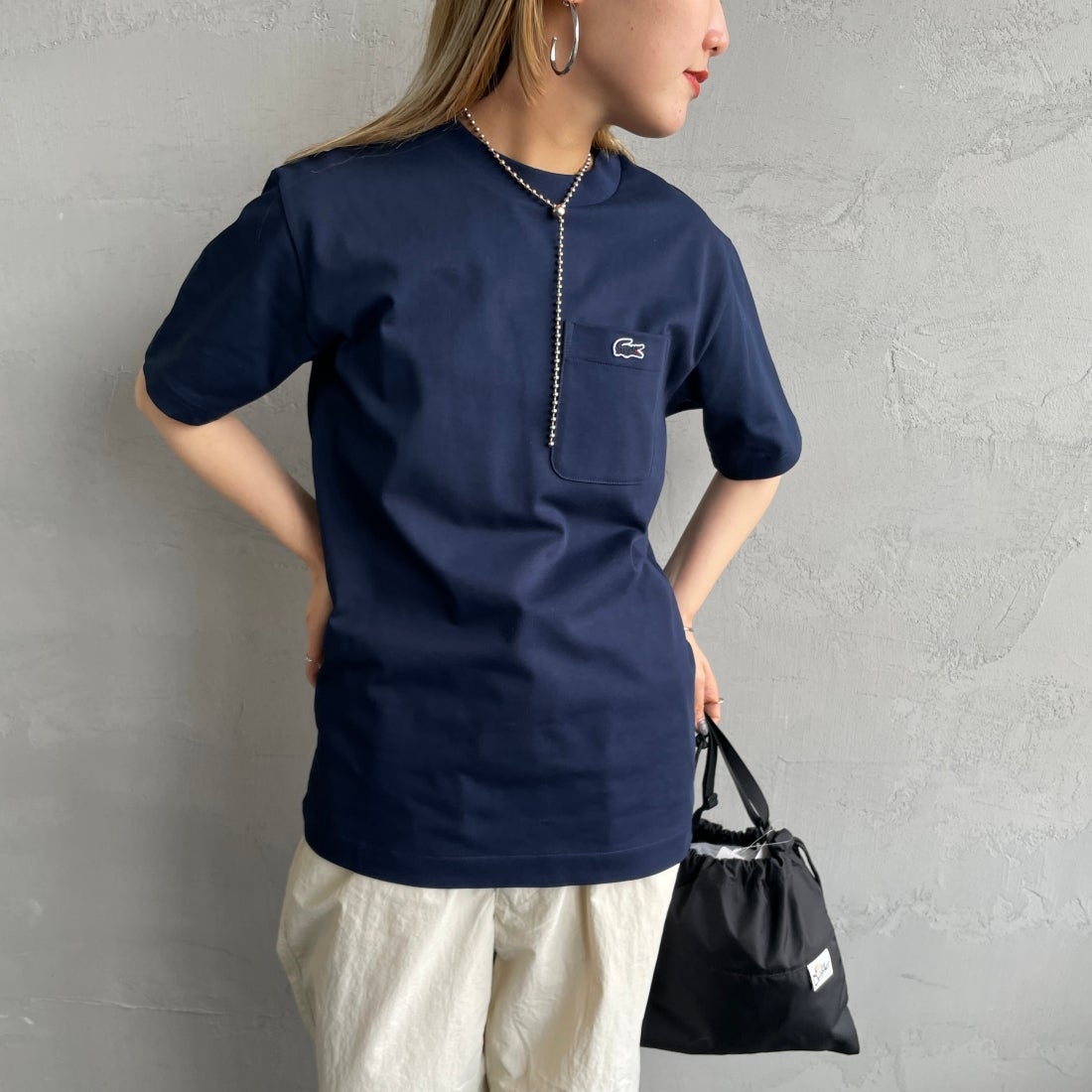 LACOSTE [ラコステ] アウトラインクロックポケットTシャツ [TH5581] 166 NAVY &&モデル身長：156cm 着用サイズ：2&&