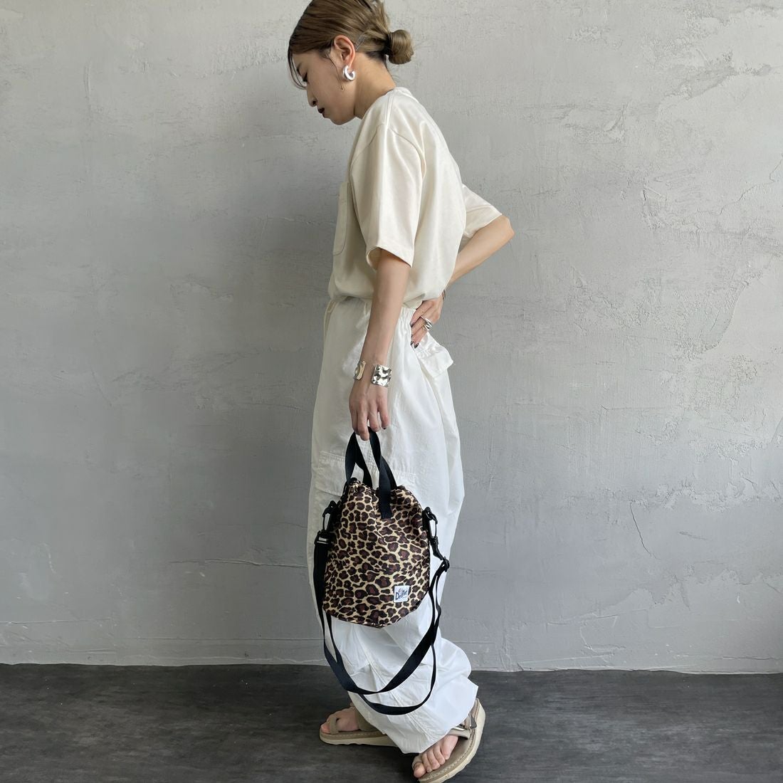 LACOSTE [ラコステ] アウトラインクロックポケットTシャツ [TH5581] XFJ ECRU &&モデル身長：150cm 着用サイズ：2&&