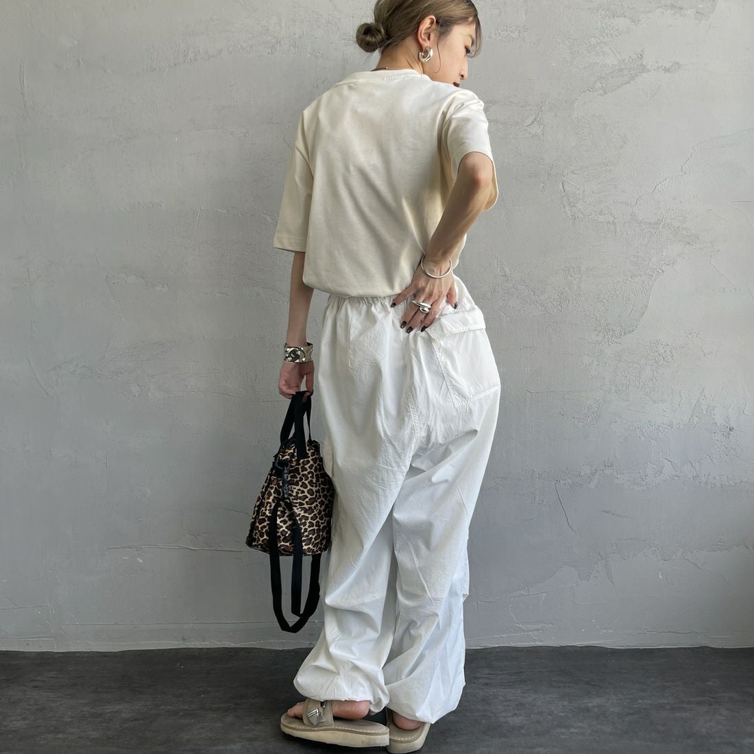 LACOSTE [ラコステ] アウトラインクロックポケットTシャツ [TH5581] XFJ ECRU &&モデル身長：150cm 着用サイズ：2&&