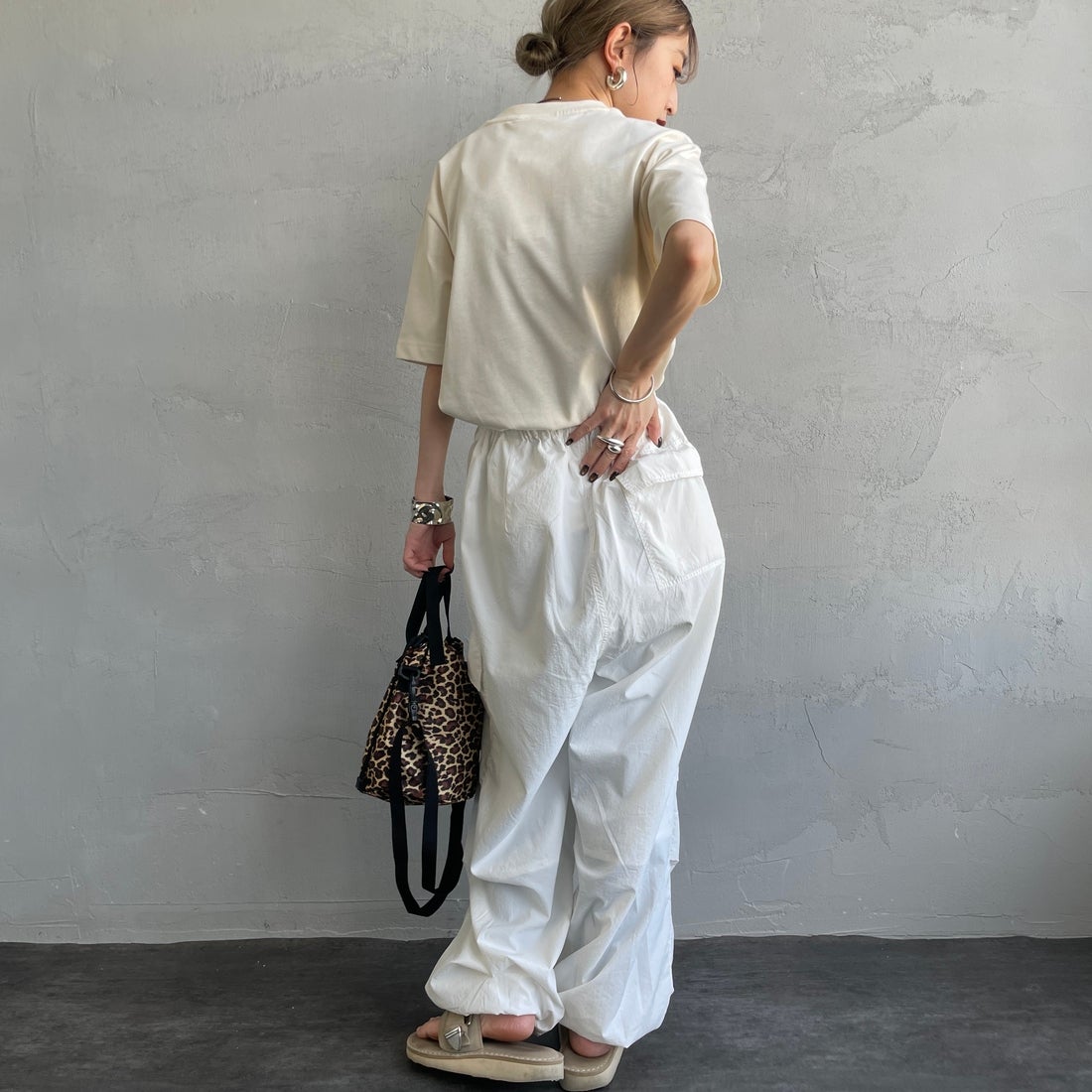 LACOSTE [ラコステ] アウトラインクロックポケットTシャツ [TH5581] XFJ ECRU &&モデル身長：150cm 着用サイズ：2&&