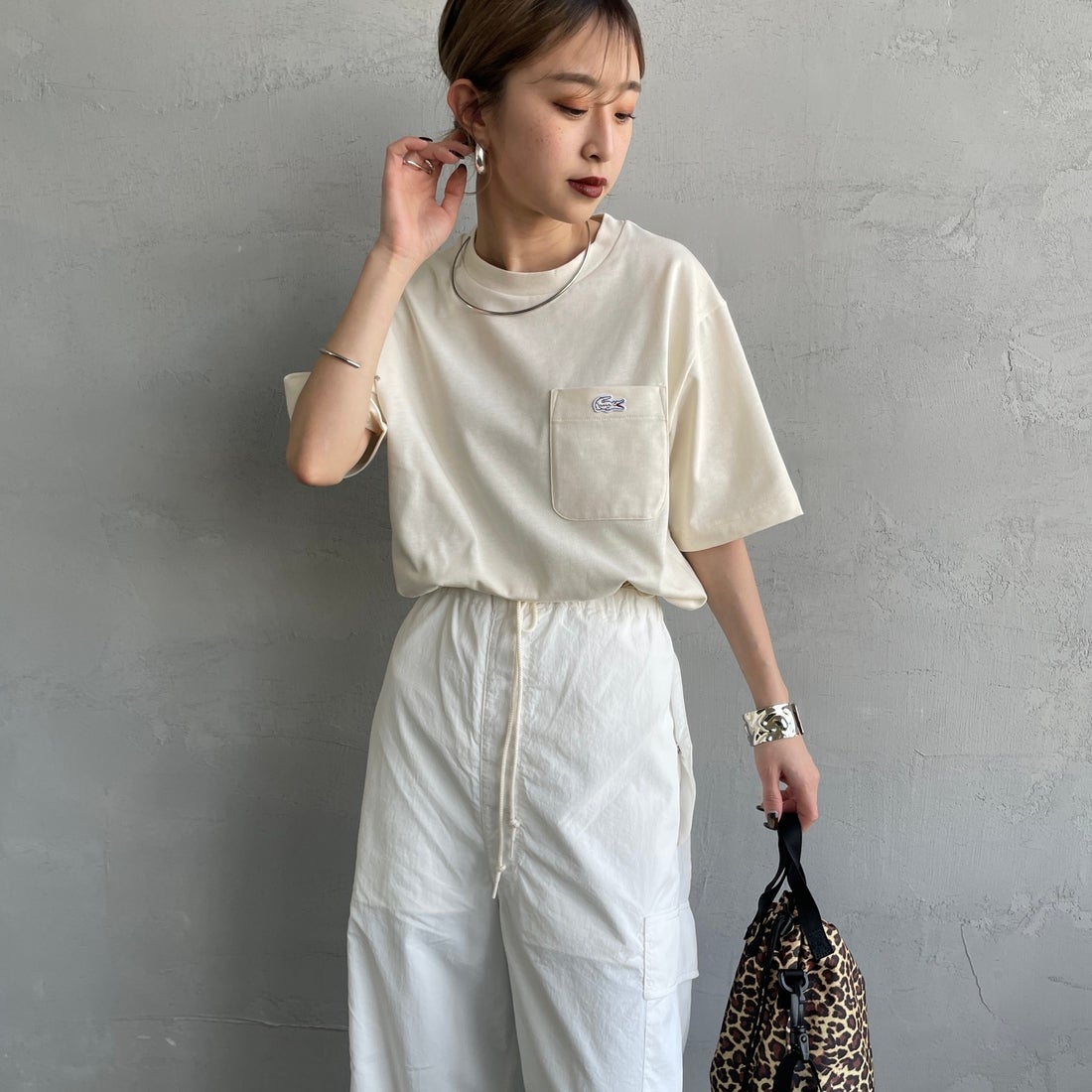 LACOSTE [ラコステ] アウトラインクロックポケットTシャツ [TH5581] XFJ ECRU &&モデル身長：150cm 着用サイズ：2&&