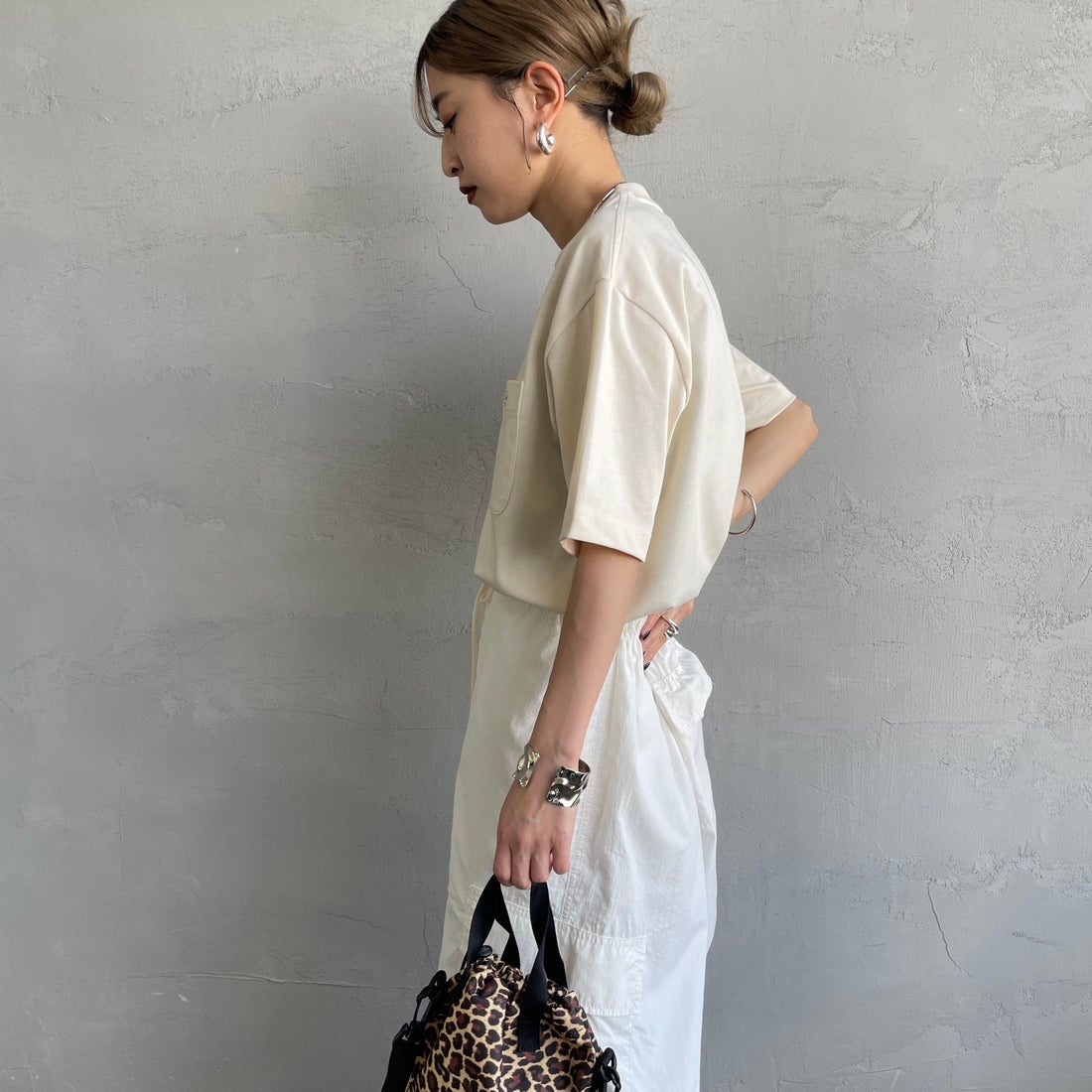 LACOSTE [ラコステ] アウトラインクロックポケットTシャツ [TH5581] XFJ ECRU &&モデル身長：150cm 着用サイズ：2&&