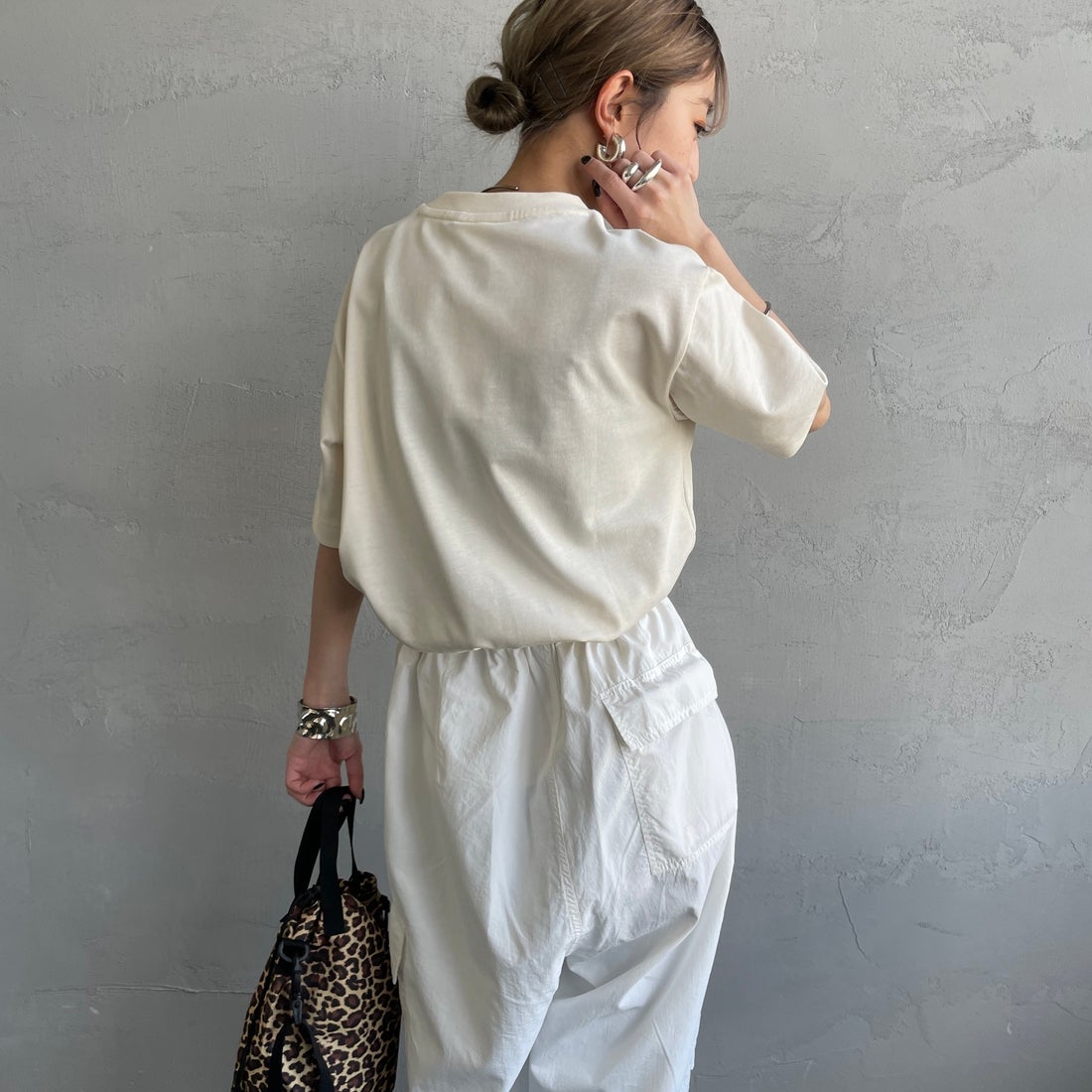 LACOSTE [ラコステ] アウトラインクロックポケットTシャツ [TH5581] XFJ ECRU &&モデル身長：150cm 着用サイズ：2&&