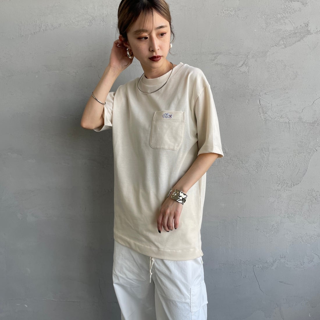 LACOSTE [ラコステ] アウトラインクロックポケットTシャツ [TH5581] XFJ ECRU &&モデル身長：150cm 着用サイズ：2&&