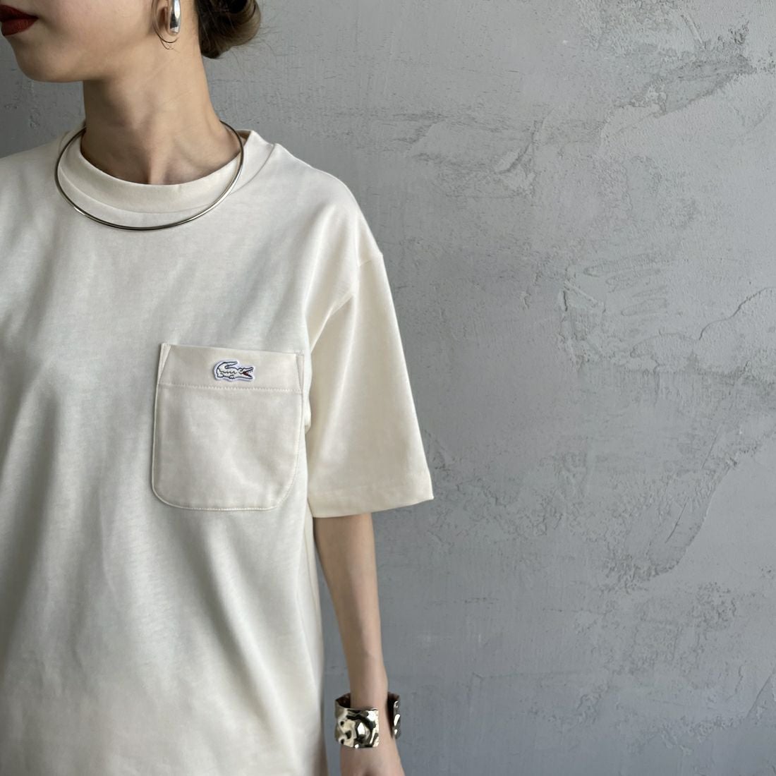 LACOSTE [ラコステ] アウトラインクロックポケットTシャツ [TH5581] XFJ ECRU &&モデル身長：150cm 着用サイズ：2&&