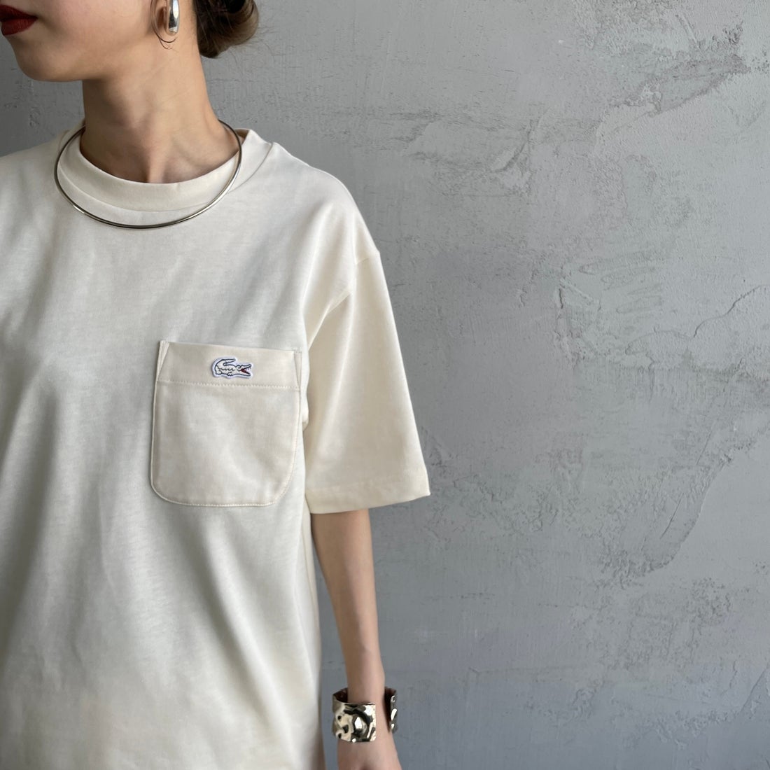 LACOSTE [ラコステ] アウトラインクロックポケットTシャツ [TH5581] XFJ ECRU &&モデル身長：150cm 着用サイズ：2&&