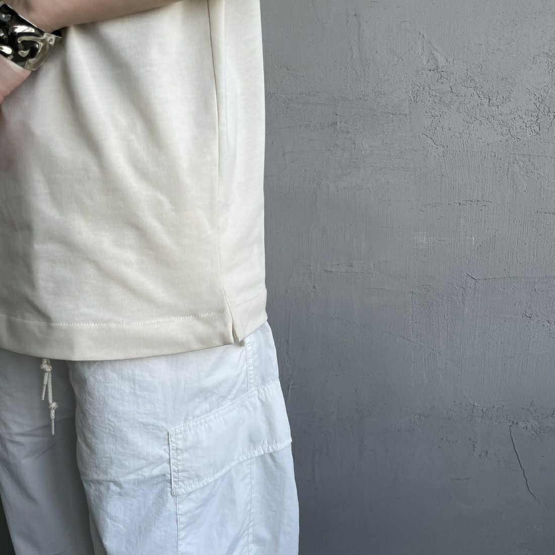 LACOSTE [ラコステ] アウトラインクロックポケットTシャツ [TH5581] XFJ ECRU &&モデル身長：150cm 着用サイズ：2&&