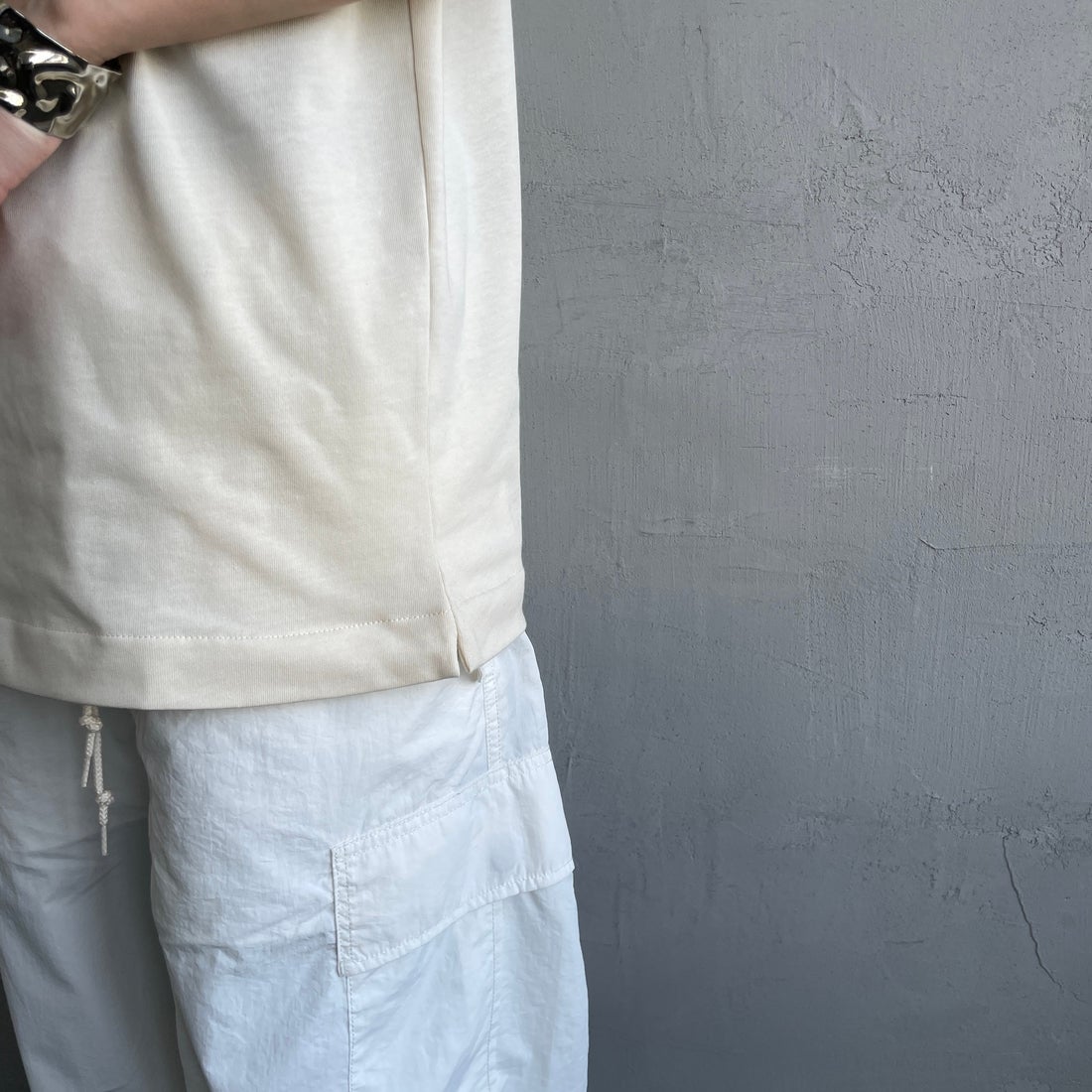 LACOSTE [ラコステ] アウトラインクロックポケットTシャツ [TH5581] XFJ ECRU &&モデル身長：150cm 着用サイズ：2&&