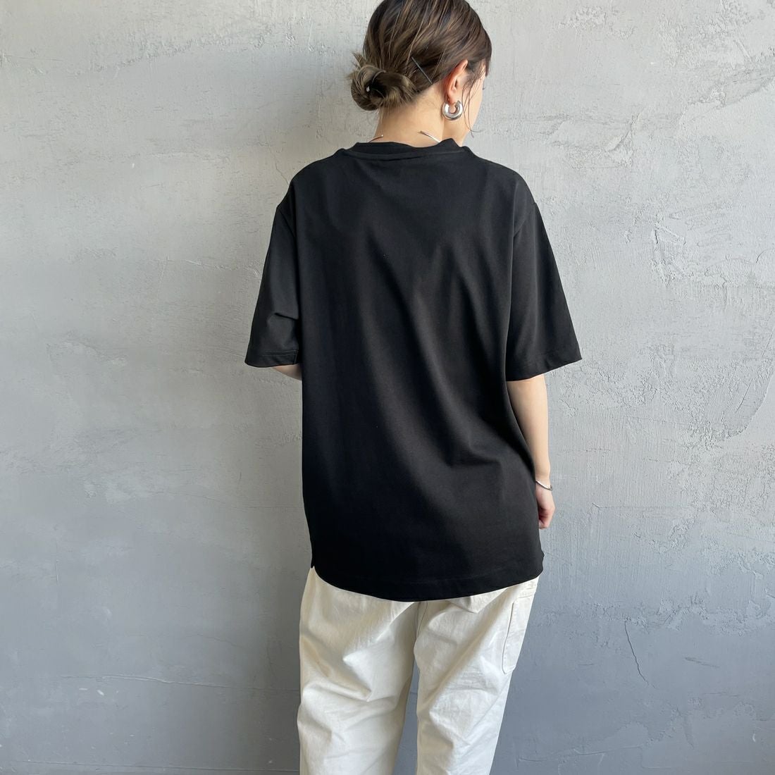 LACOSTE [ラコステ] アウトラインクロックポケットTシャツ [TH5581] 031 BLACK &&モデル身長：150cm 着用サイズ：2&&