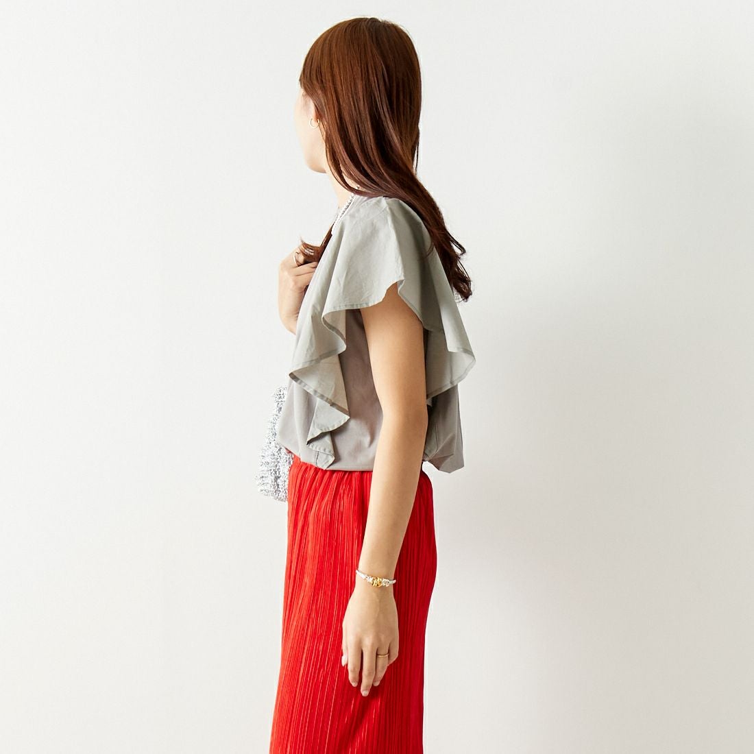 Maison de L'allure [メゾン ドゥ ラリュール] 2WAYキーネックラッフルプルオーバー [24112017] 07 GRAY &&モデル身長：167cm 着用サイズ：F&&