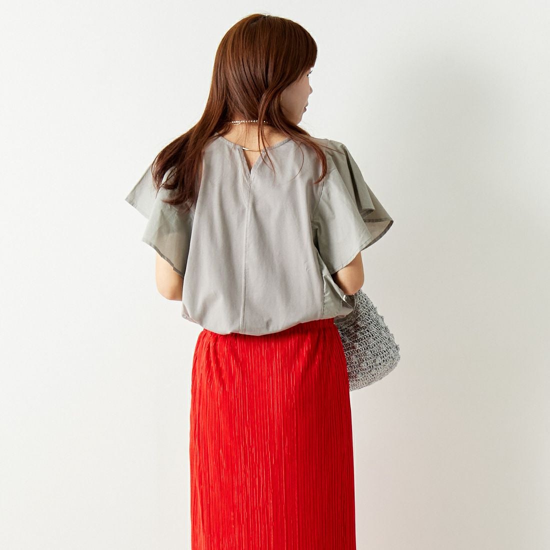 Maison de L'allure [メゾン ドゥ ラリュール] 2WAYキーネックラッフルプルオーバー [24112017] 07 GRAY &&モデル身長：167cm 着用サイズ：F&&