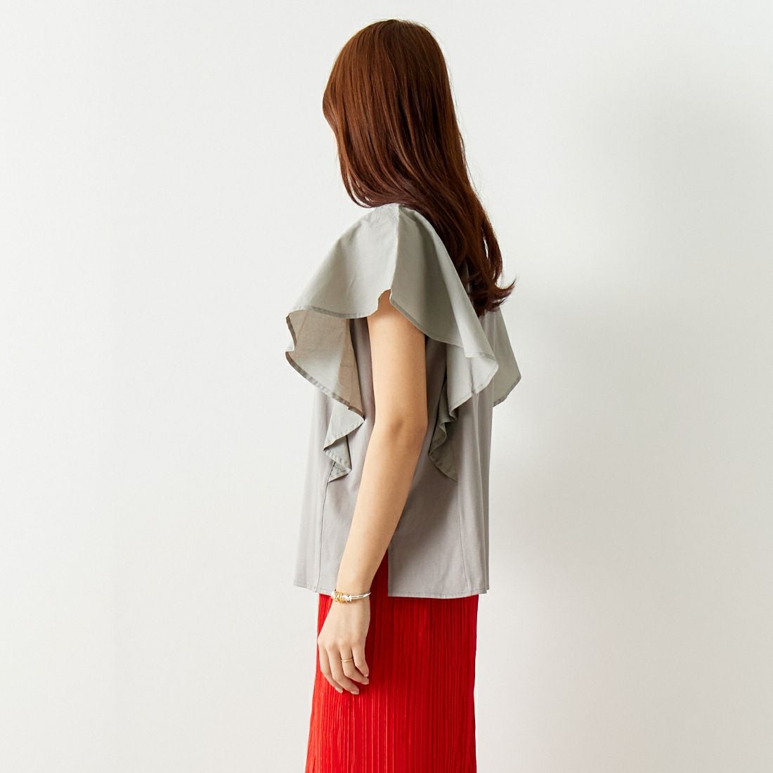 Maison de L'allure [メゾン ドゥ ラリュール] 2WAYキーネックラッフルプルオーバー [24112017] 07 GRAY &&モデル身長：167cm 着用サイズ：F&&