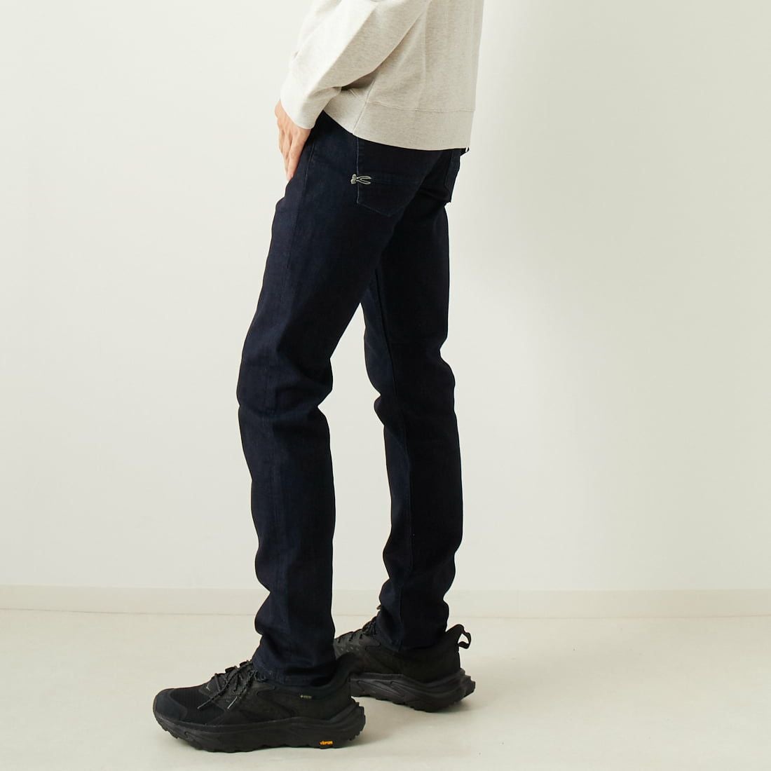 DENHAM [デンハム] スリムフィットジーンズ RAZOR [RAZOR-BLFMVBLUE] DARK BLUE &&モデル身長：182cm 着用サイズ：29&&