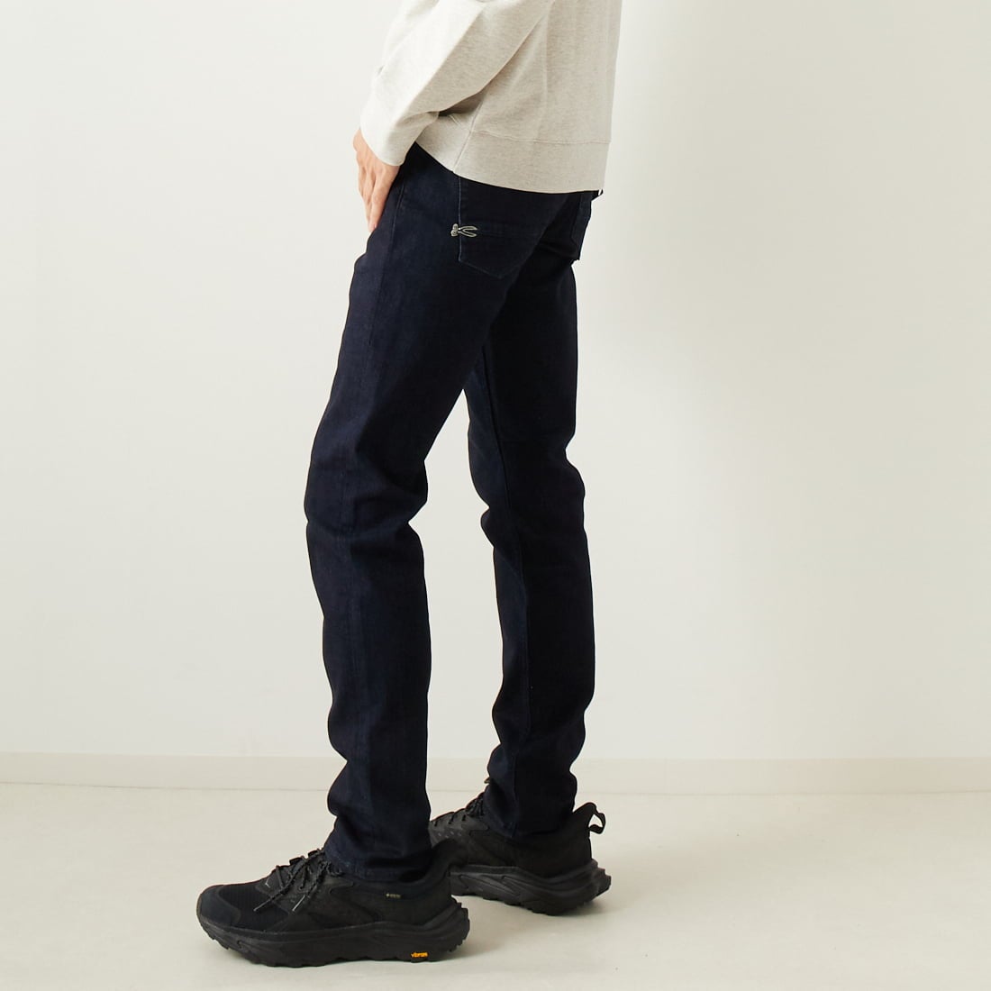 DENHAM [デンハム] スリムフィットジーンズ RAZOR [RAZOR-BLFMVBLUE] DARK BLUE &&モデル身長：182cm 着用サイズ：29&&
